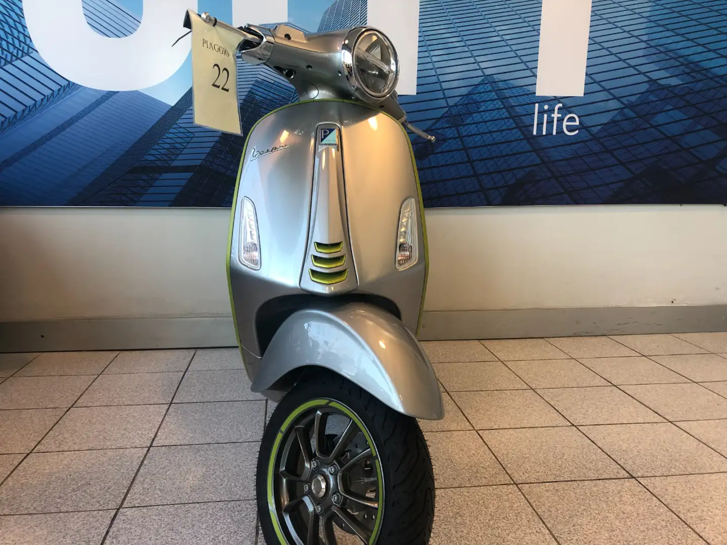 Vespa Elettrica 70 KM/H - ECOBONUS LOMBARDIA Zilver - 2