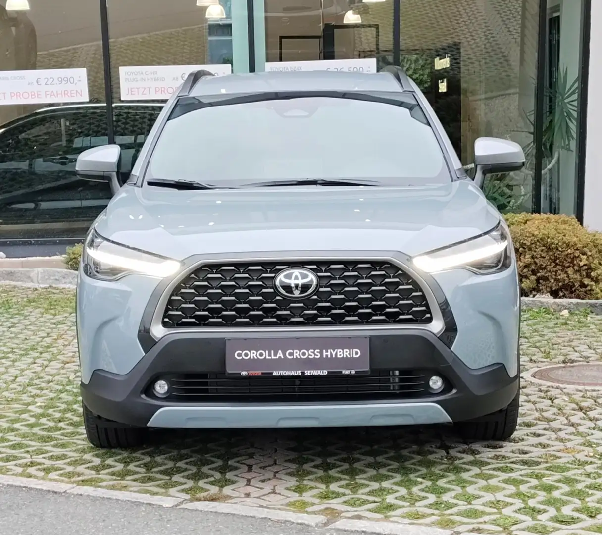 Toyota Corolla Cross 1,8 Hybrid Active Drive 2WD Grau - 2