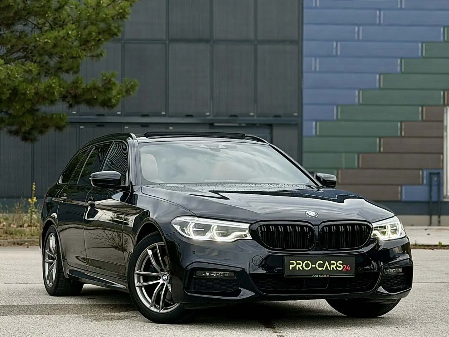 BMW 520 d Touring // M-PAKET // PANORAMA // HEAD-Up // ... Schwarz - 1