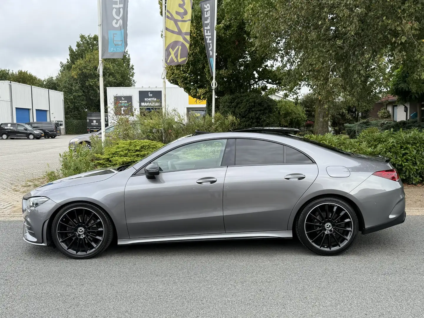 Mercedes-Benz CLA 180 AMG 136PK Automaat•Pano•Sfeer Grau - 2