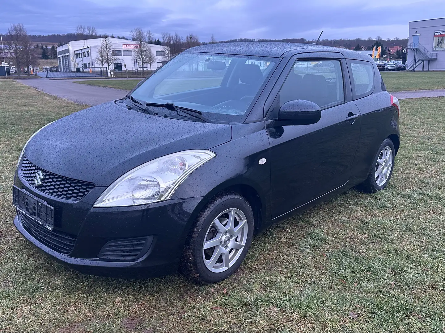 Suzuki Swift Basic Schwarz - 1