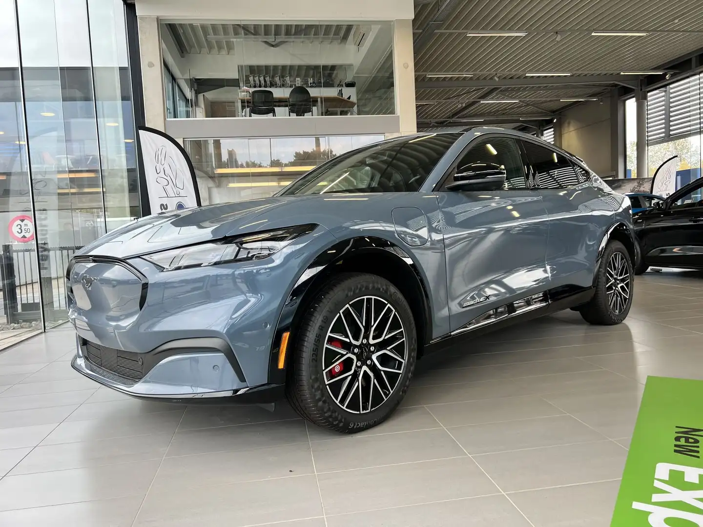 Ford Mustang Mach-E PREMIUM / 91 KWH / 294 PK / STOCKACTIE!! Bleu - 1