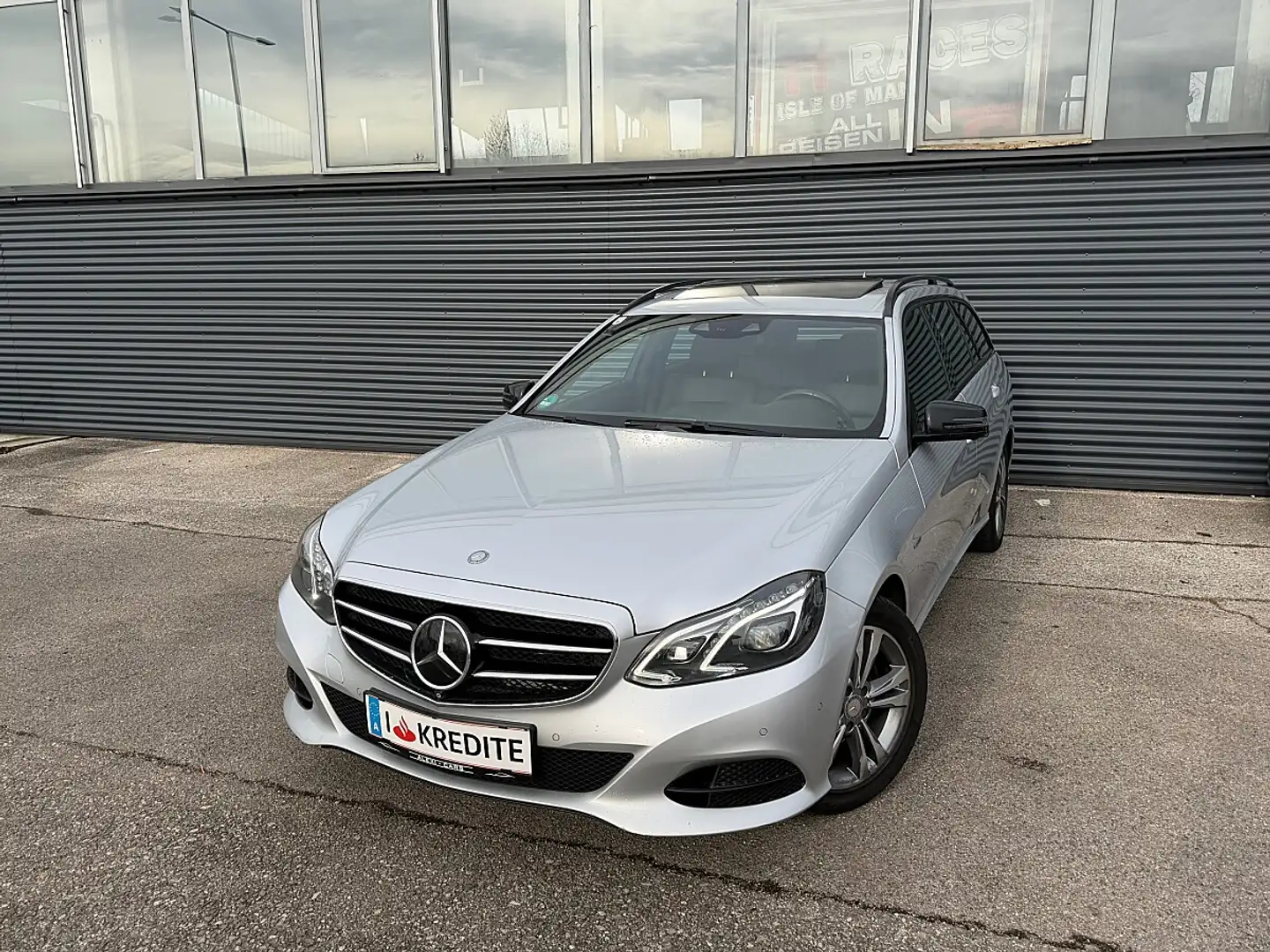 Mercedes-Benz E 220 CDI T Avantgarde Plus Aut. Grau - 2