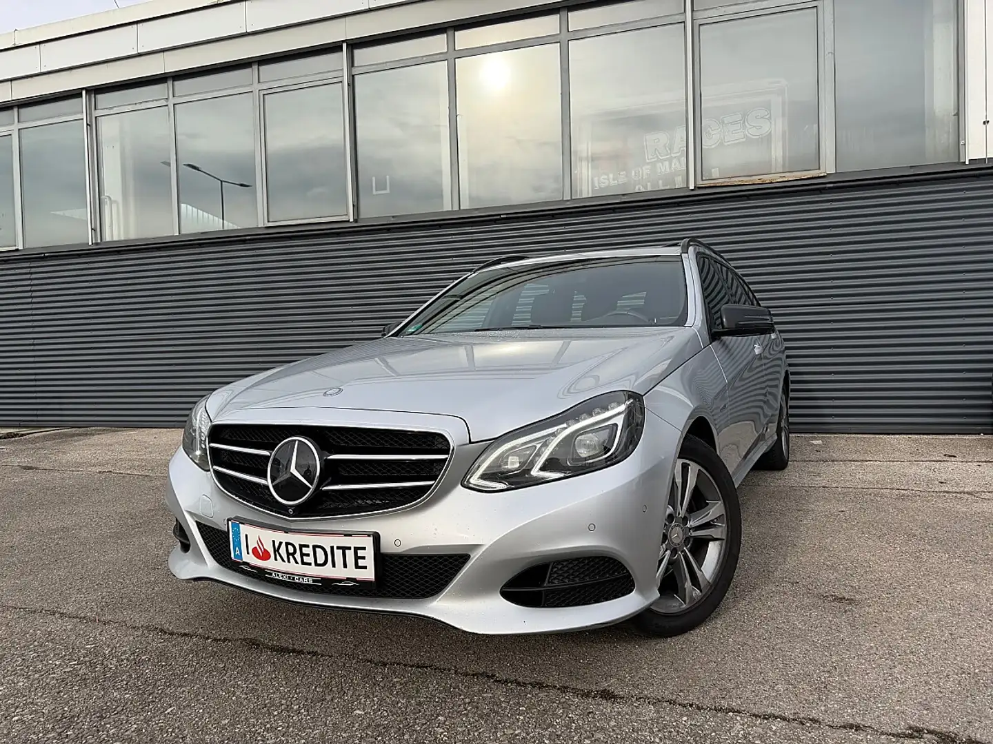 Mercedes-Benz E 220 CDI T Avantgarde Plus Aut. Grau - 1