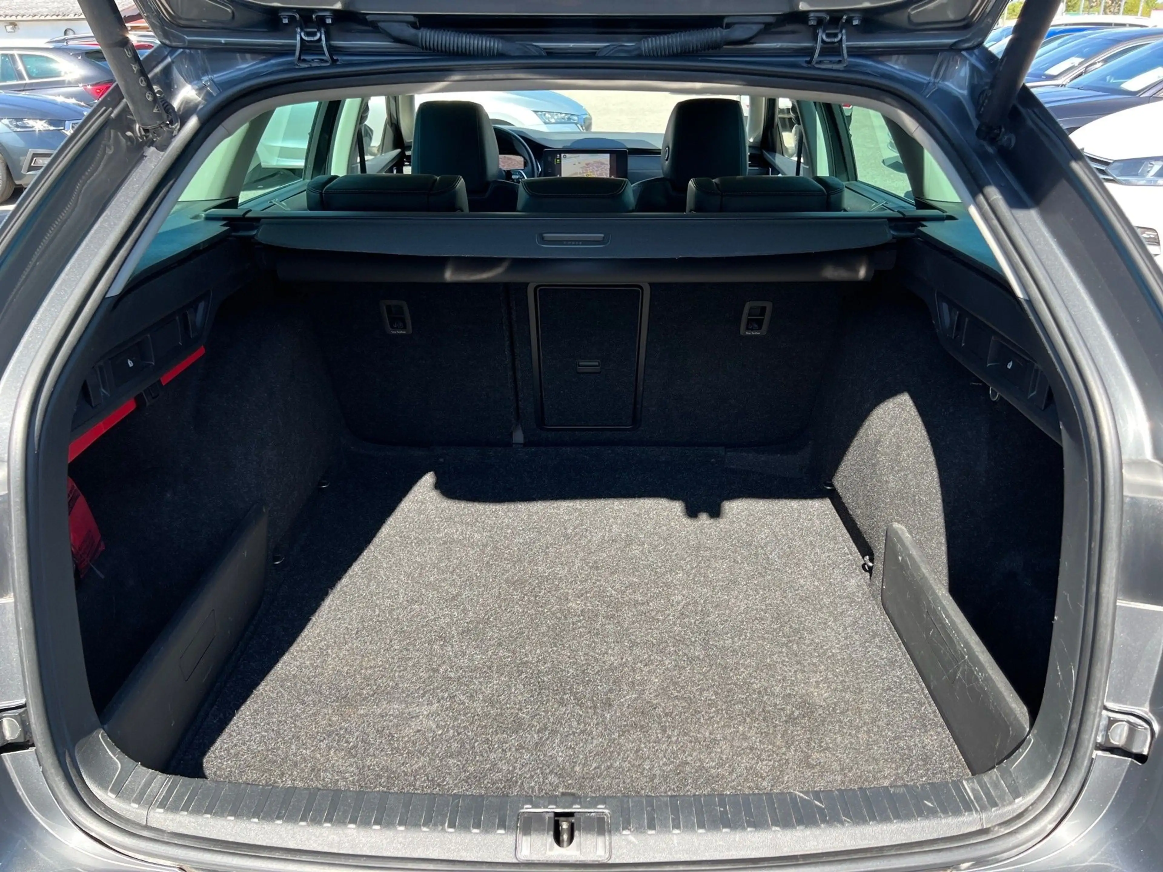 Skoda Octavia Combi 2,0 TDI Style DSG — photo 15