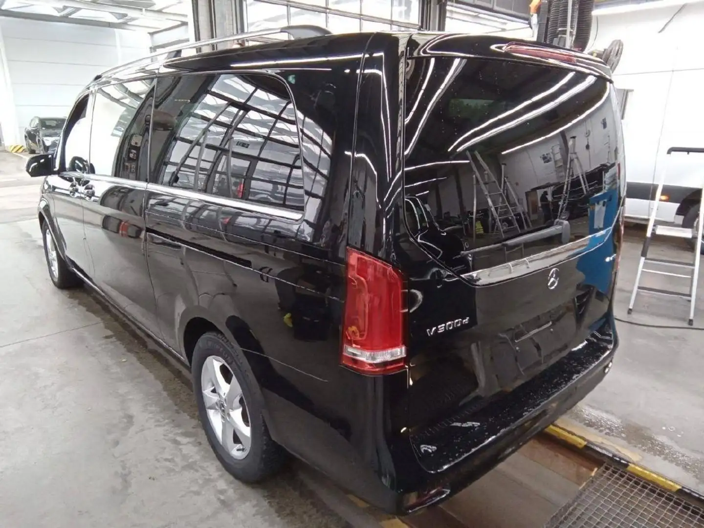 Mercedes-Benz V 300 d AVANTGARDE 4M EXTRALANG LEDER MBUX 8SITZ Nero - 2