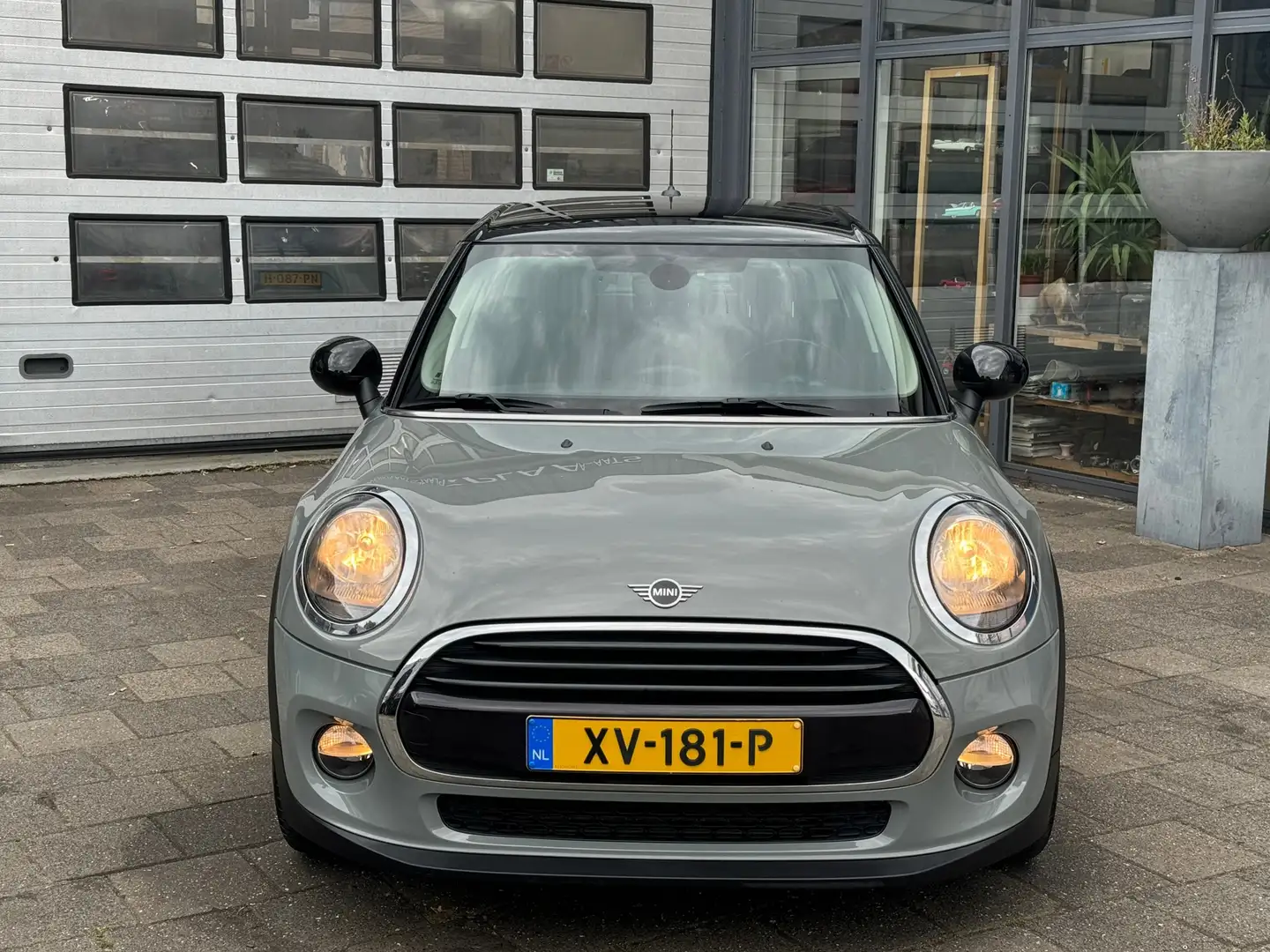 MINI Cooper Mini 1.5 Business Edition | Clima | Navi | 5-DRS | Grijs - 2