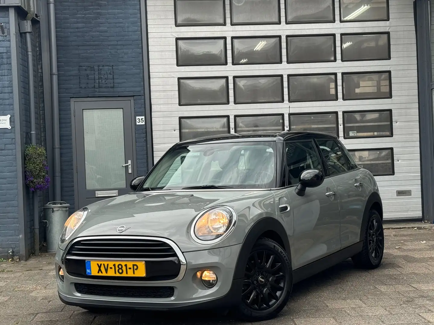 MINI Cooper Mini 1.5 Business Edition | Clima | Navi | 5-DRS | Grijs - 1