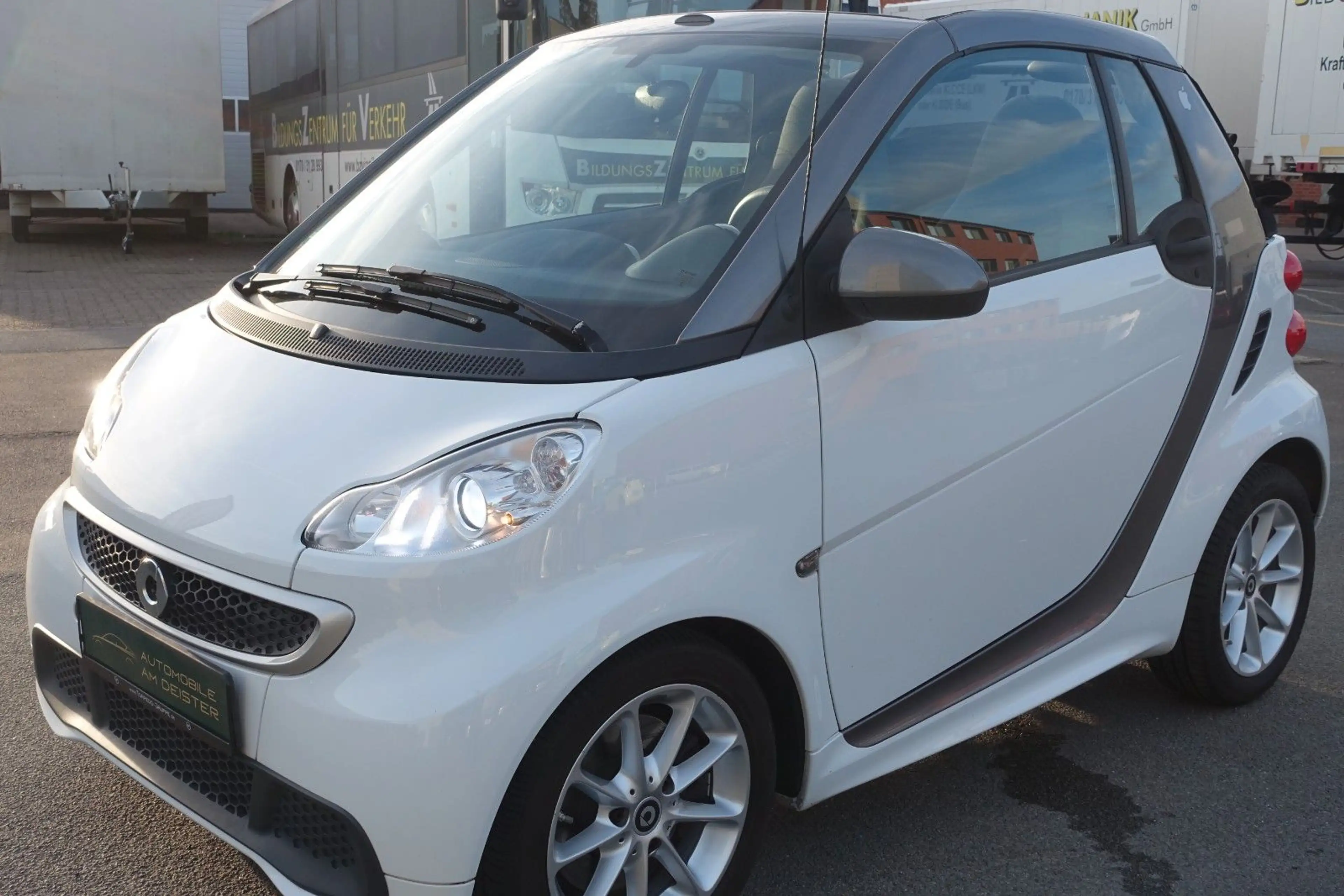 smart forTwo cabrio /Micro Hybrid Drive 52 kW/LED/PURE — photo 11