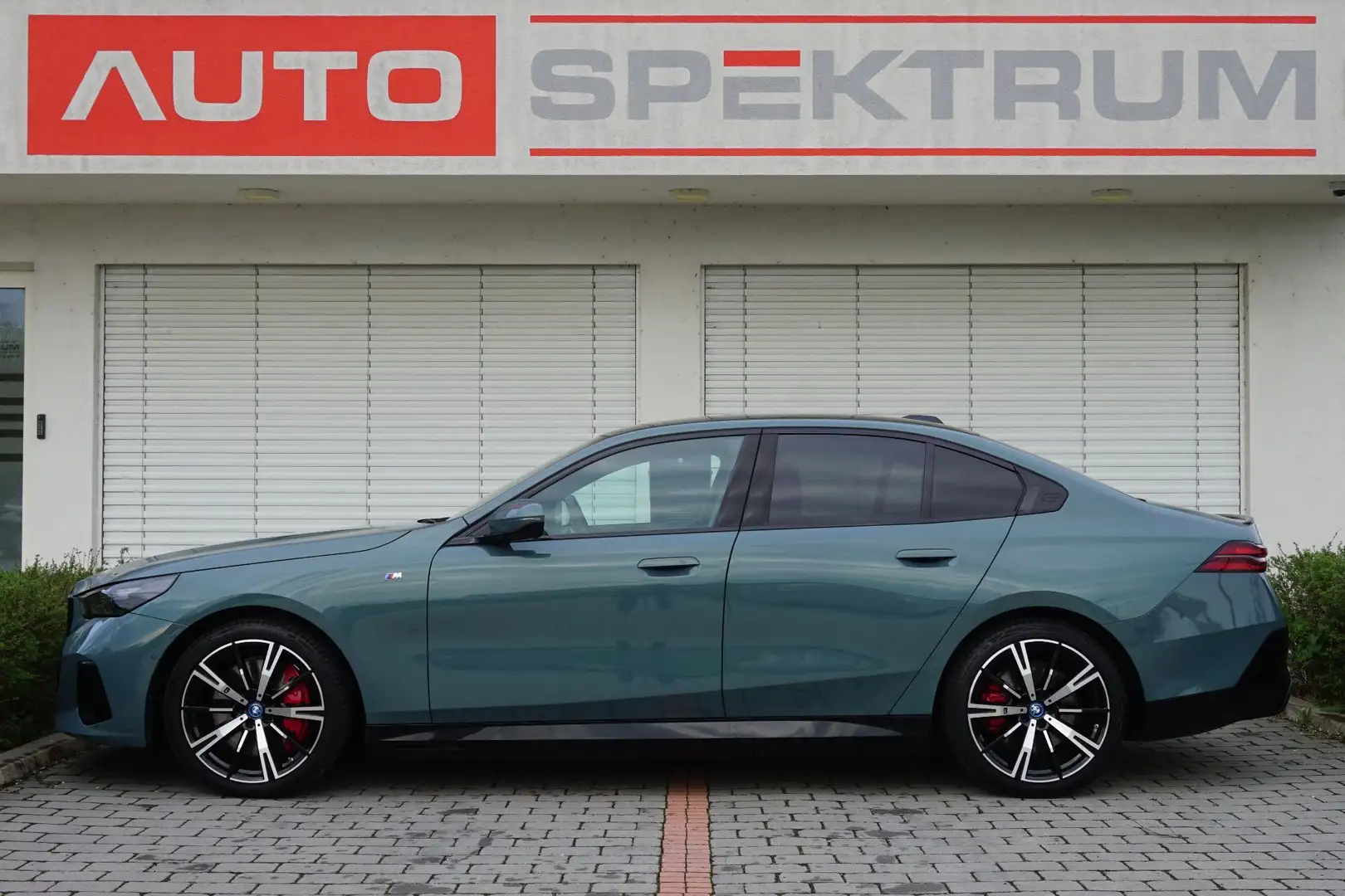 BMW i5 xDrive40 M Sport Pro | € 534 mtl | AHK | Panorama Grün - 2