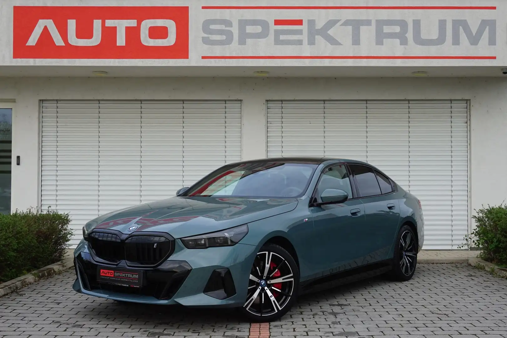 BMW i5 xDrive40 M Sport Pro | € 534 mtl | AHK | Panorama Grün - 1