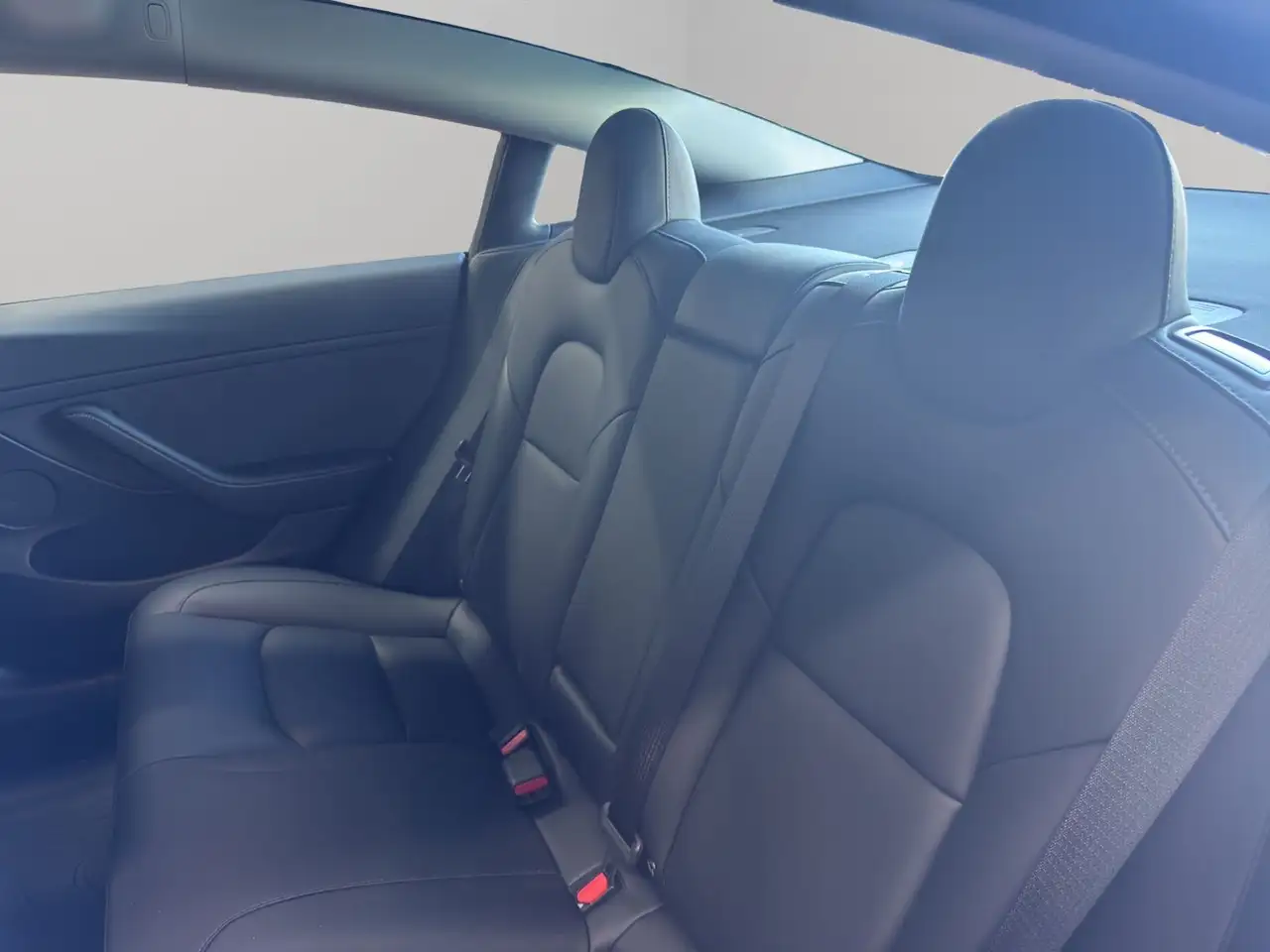 Tesla Model 3 снимка Tesla Model 3