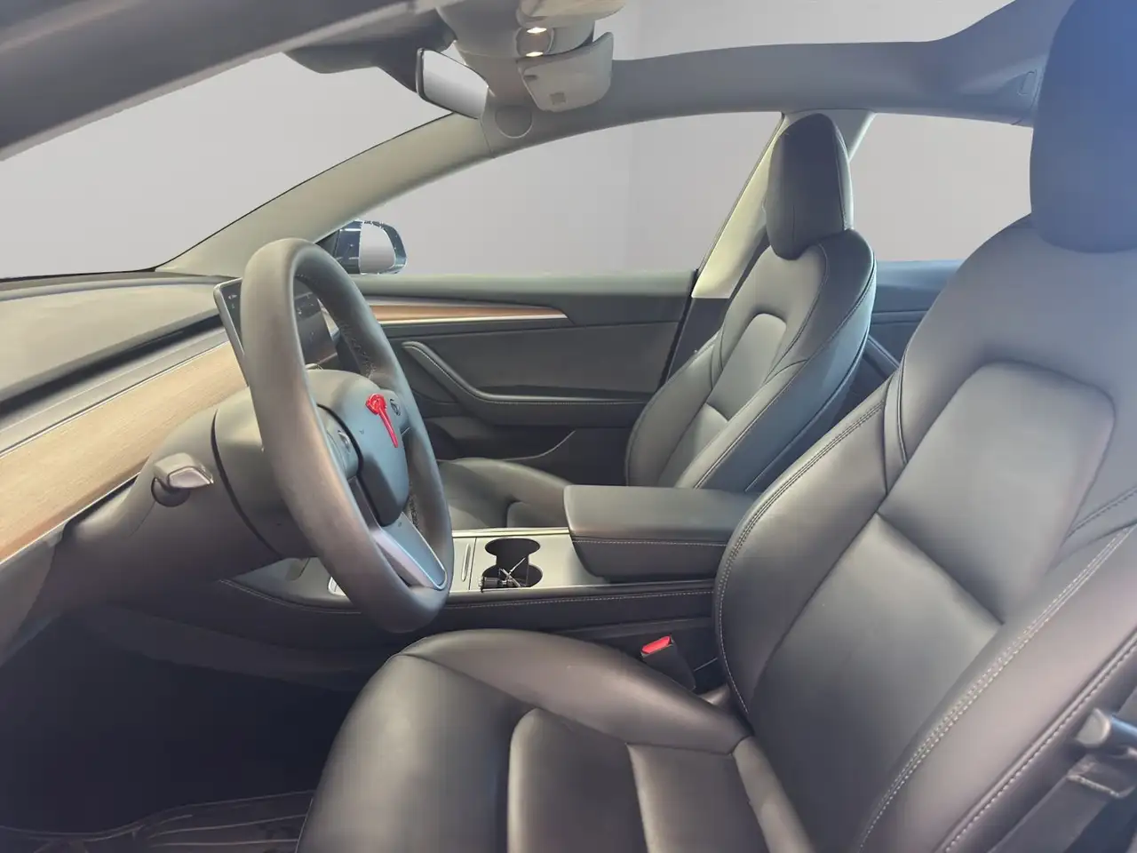 Tesla Model 3 снимка Tesla Model 3