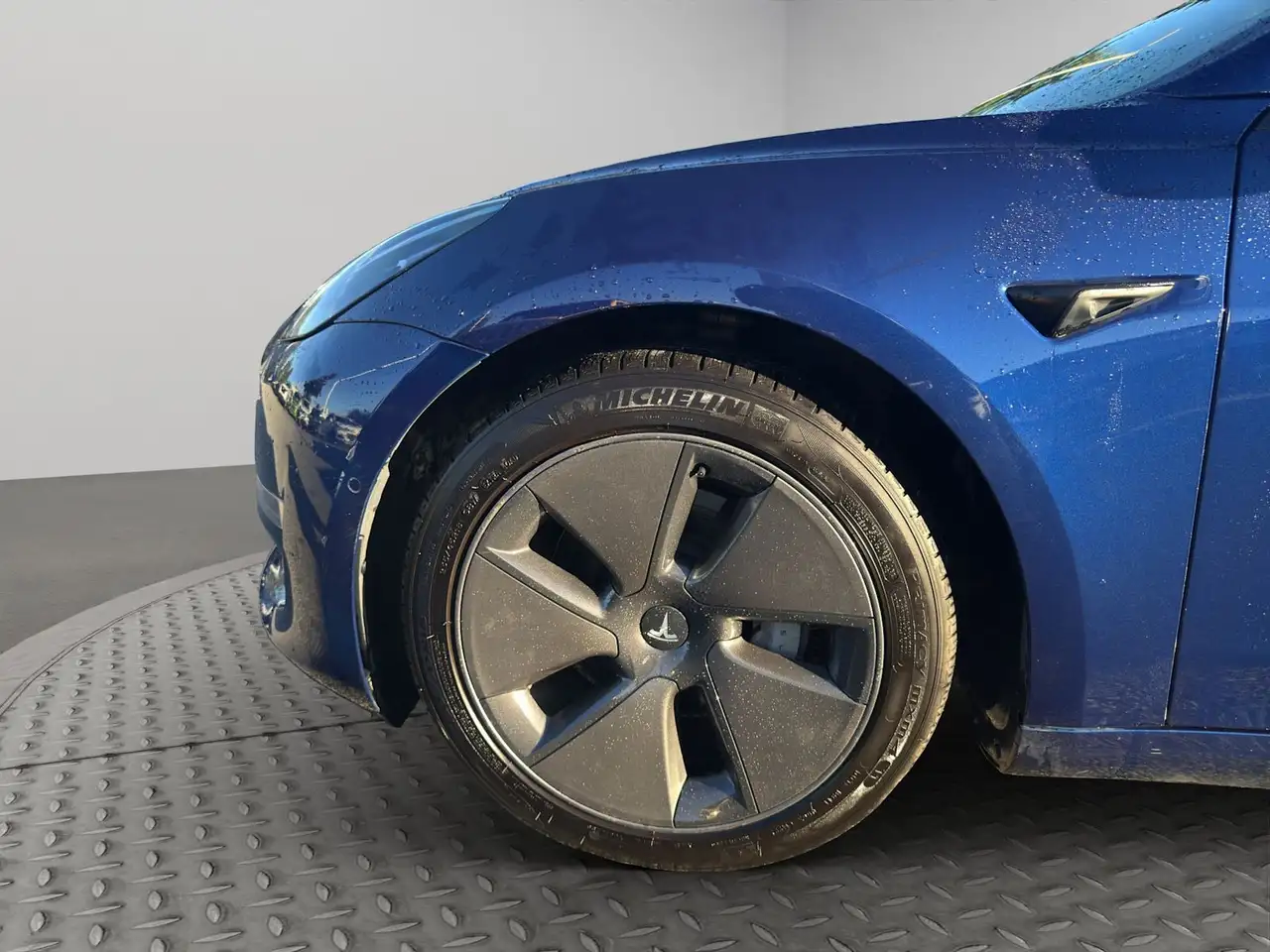 Tesla Model 3 снимка Tesla Model 3