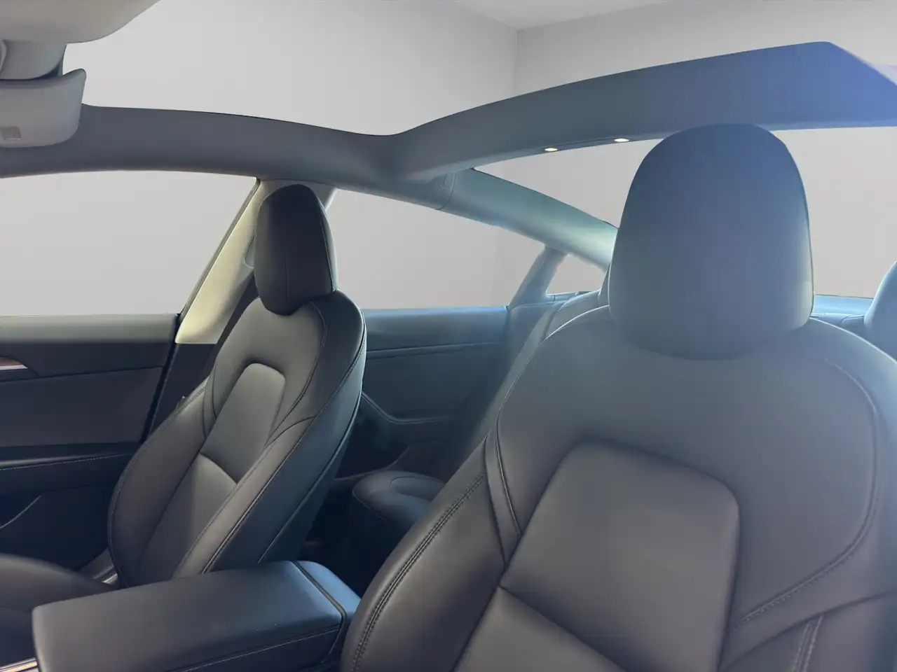 Tesla Model 3 снимка Tesla Model 3