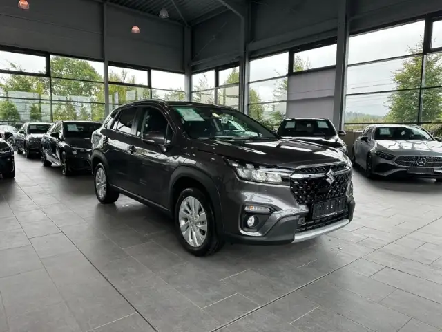 Suzuki SX4 S-Cross view 3