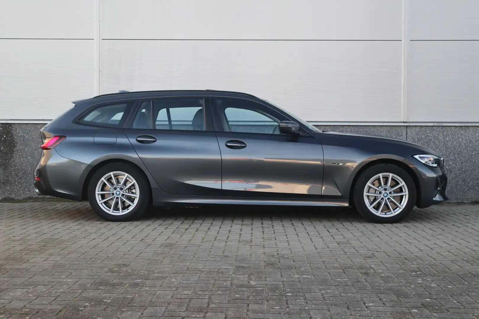 BMW 330 3-serie Touring 330e xDrive Business Edition Plus Grey - 2