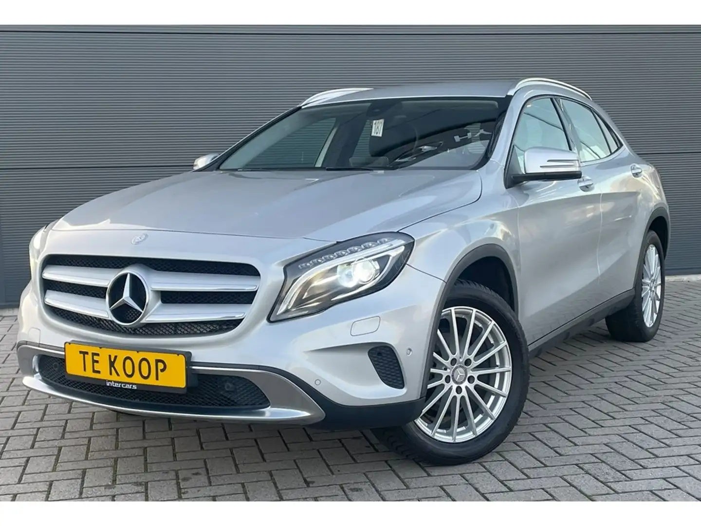Mercedes-Benz GLA 200 200 AUT Argent - 1