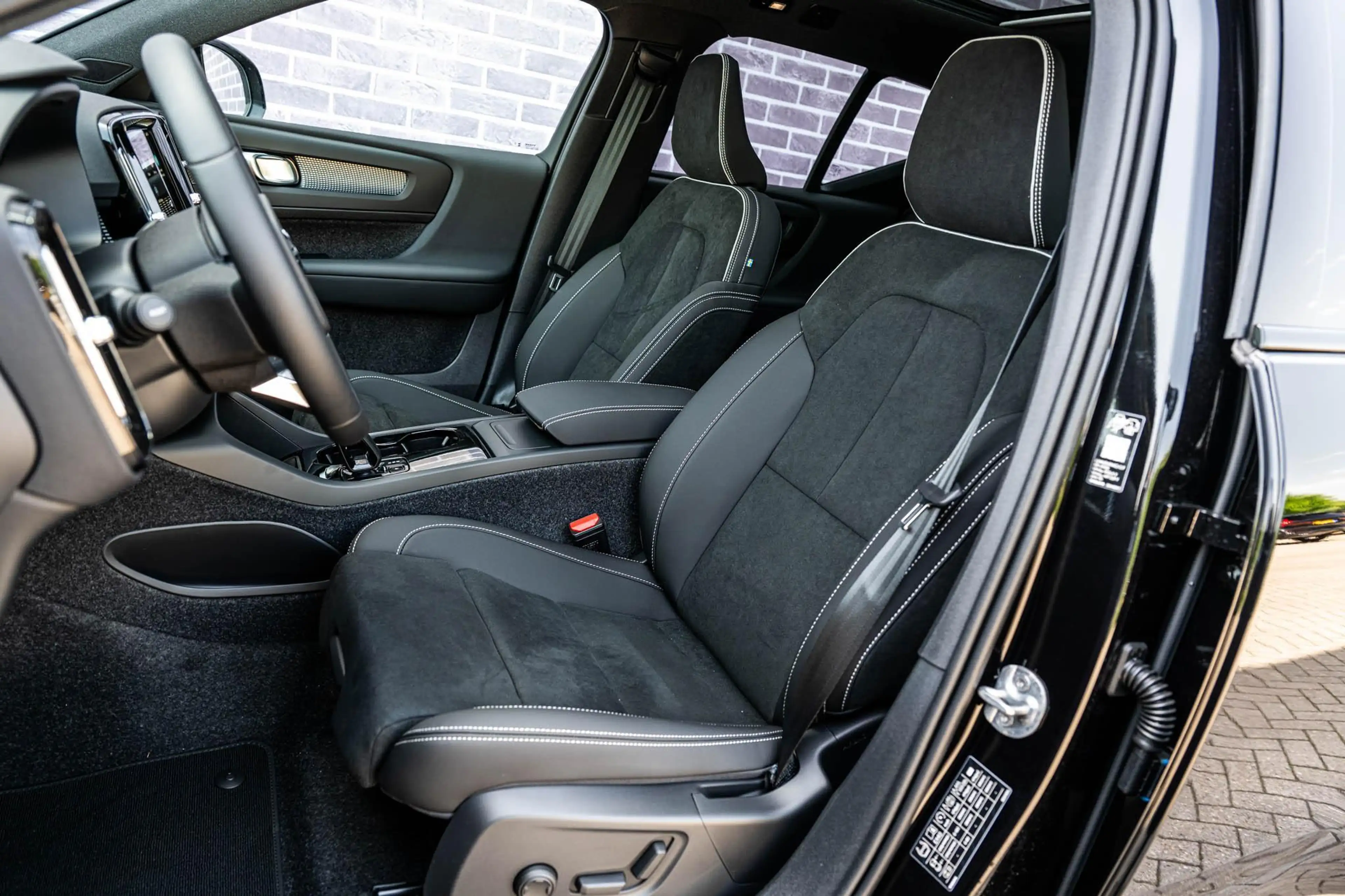 Volvo EX40 Single Motor Extended Range Ultra Black Edition Eu — photo 7