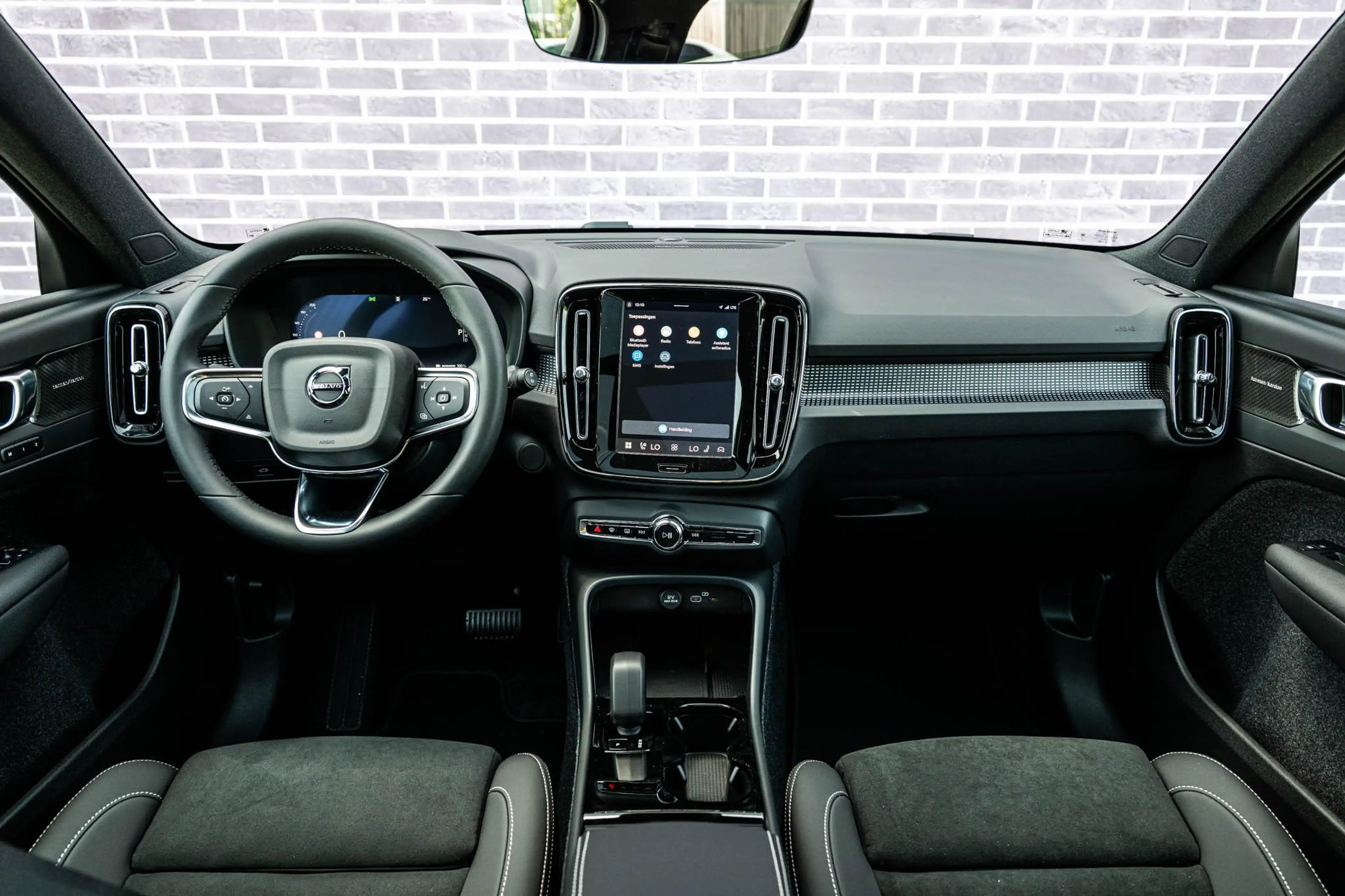 Volvo EX40 Single Motor Extended Range Ultra Black Edition Eu — photo 6