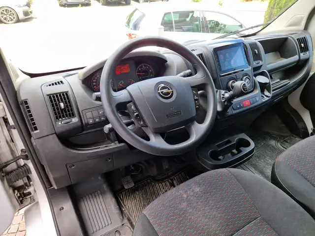 Opel Movano view 8