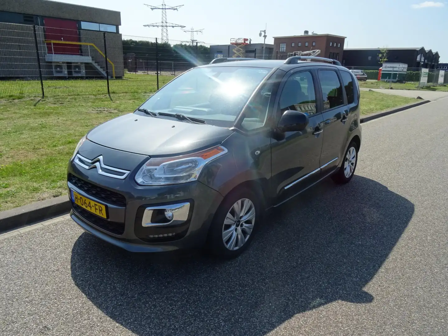 Citroen C3 Picasso 1.2 PureTech Exclusive Grijs - 1
