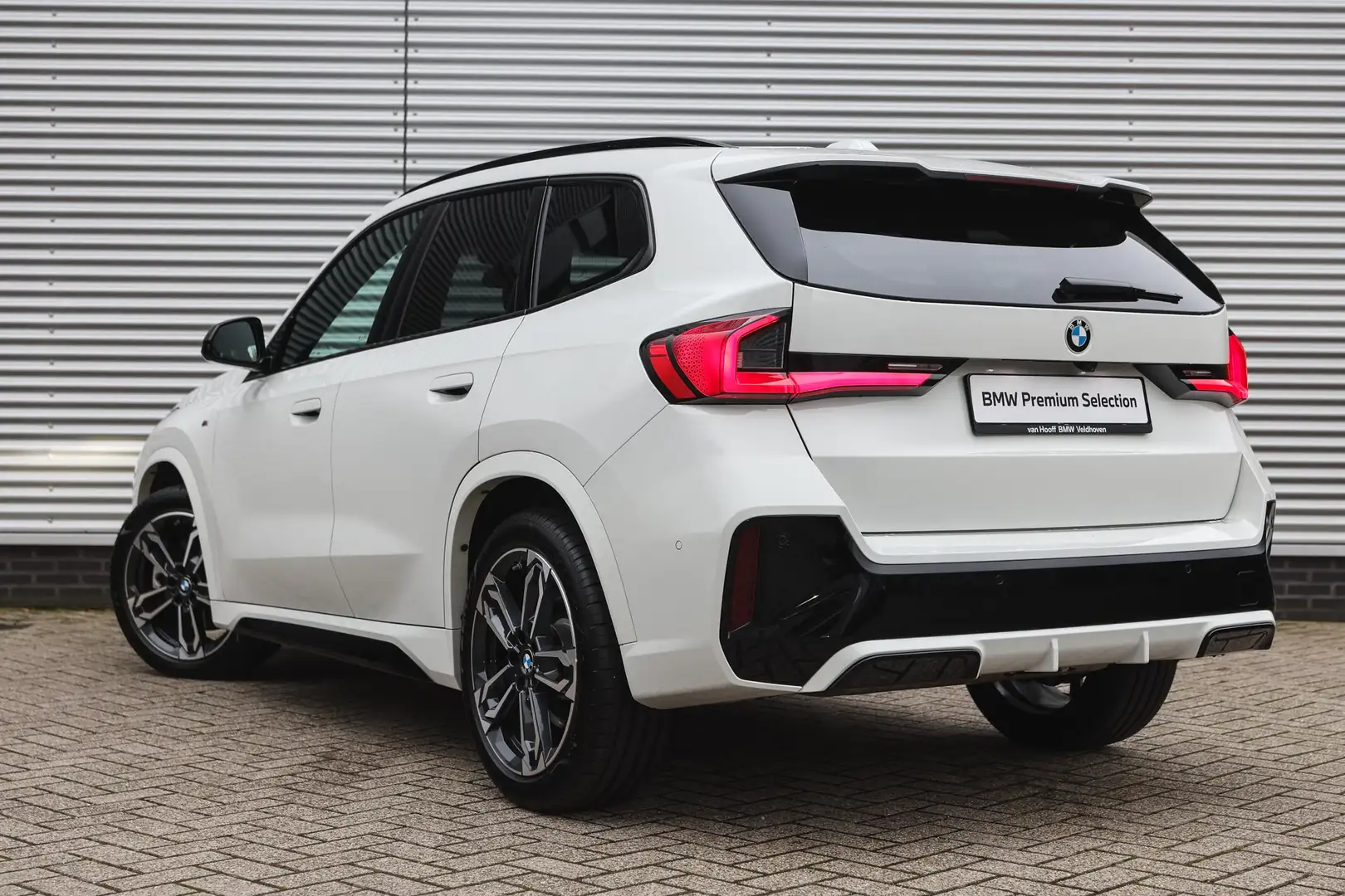 BMW X1 sDrive20i High Executive M Sport Automaat / Trekha Wit - 2