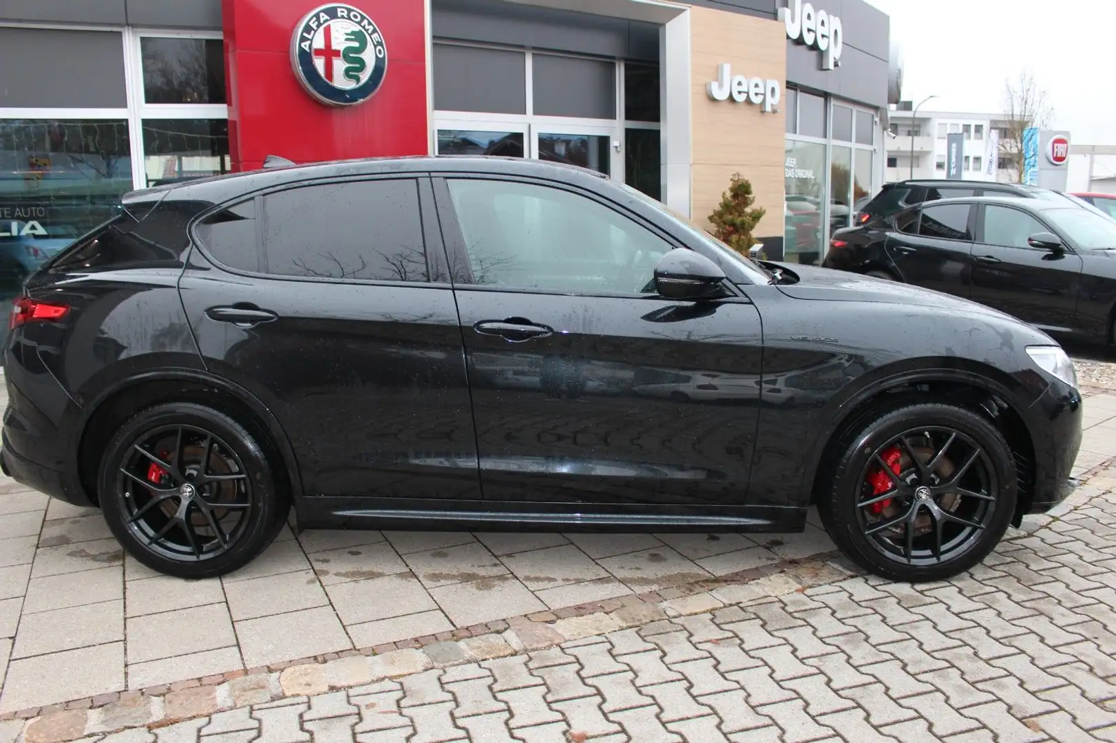 Alfa Romeo Stelvio Veloce Q4 Komfort/Premium - Paket Schwarz - 2