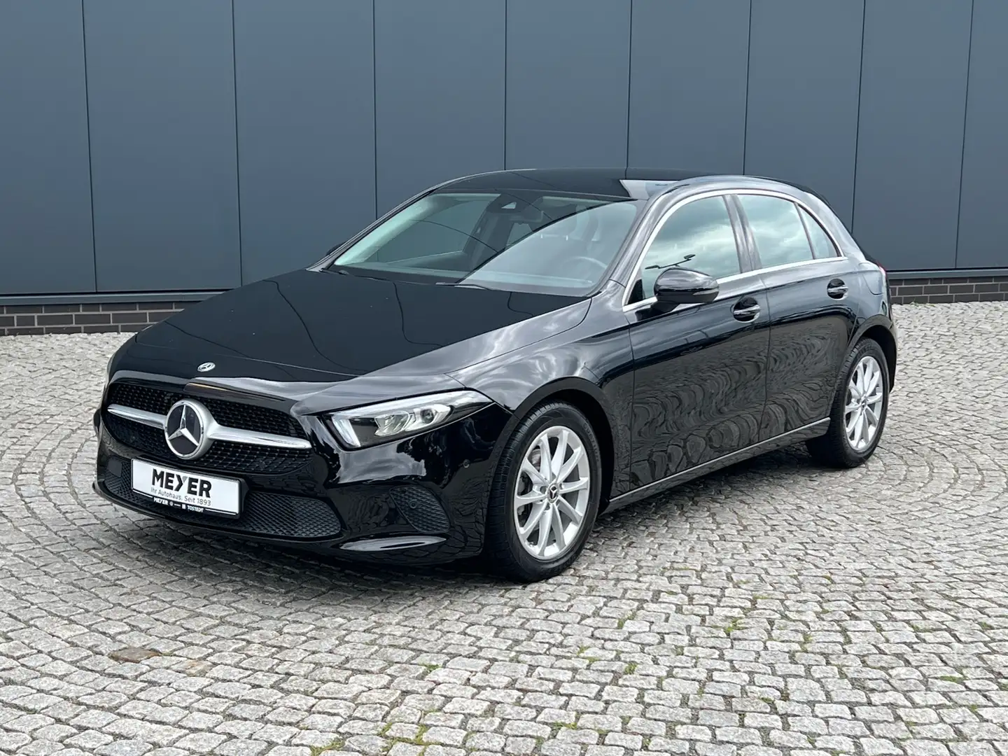 Mercedes-Benz A 180 Progressive *LED, Kamera, 17'-LM-GJR* Schwarz - 2
