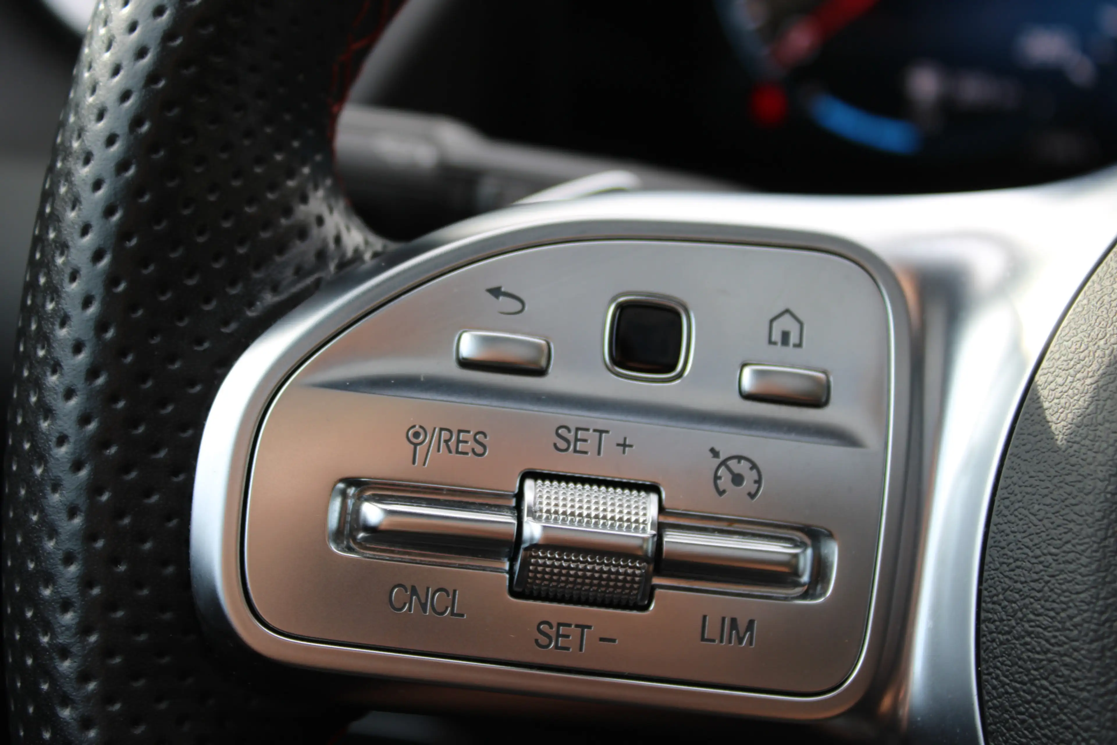 Mercedes-Benz GLA 250 e AMG Line PHEV SOh 98.3% PANO SFEER NAVI LED 5800 — photo 13
