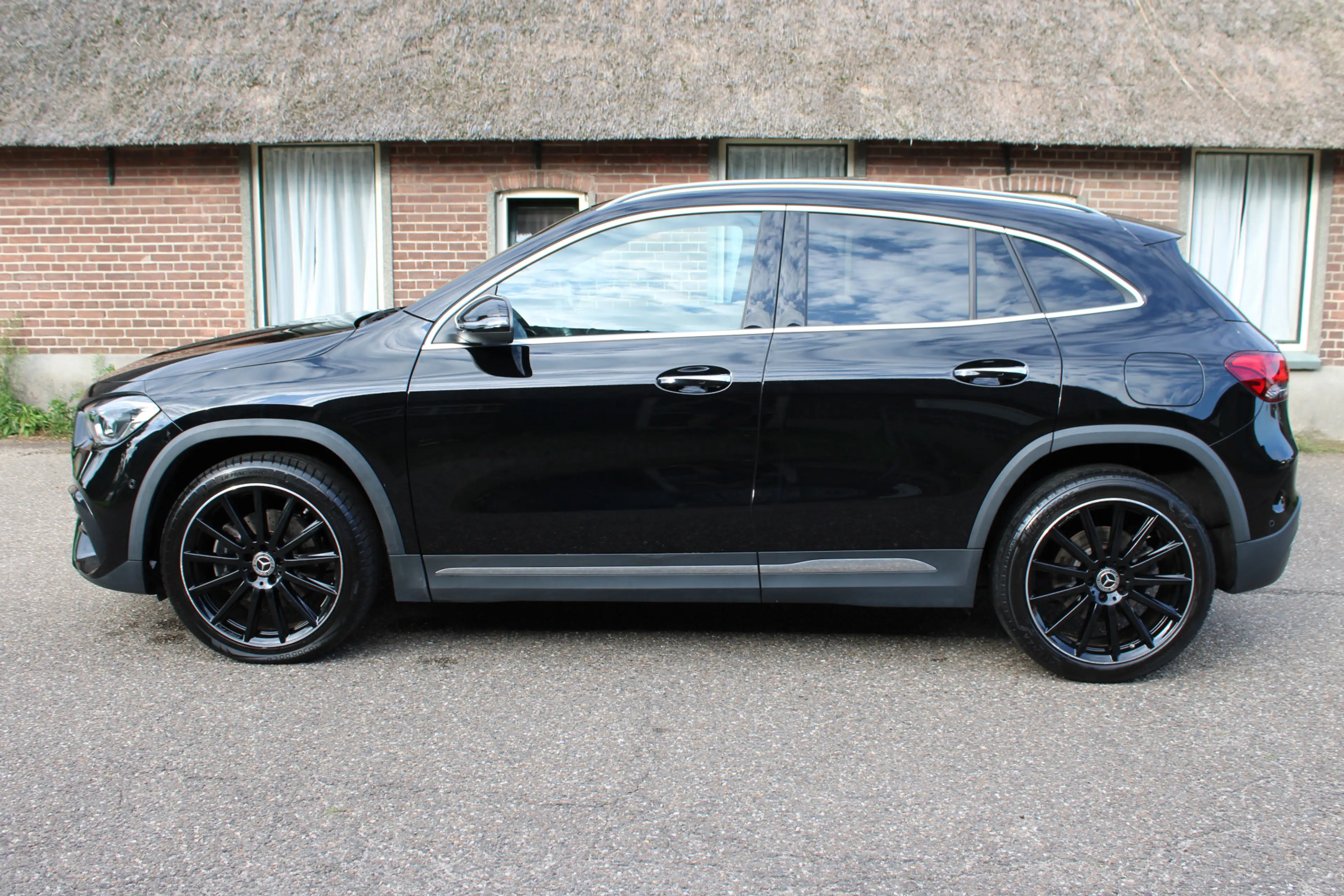 Mercedes-Benz GLA 250 e AMG Line PHEV SOh 98.3% PANO SFEER NAVI LED 5800 — photo 4