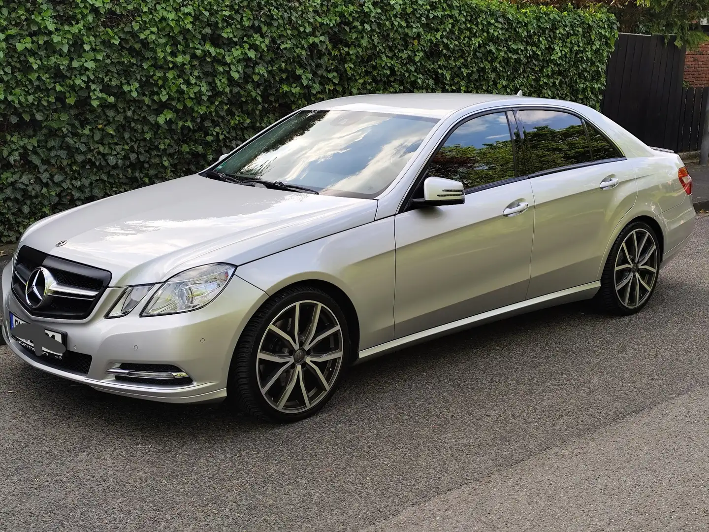 Mercedes-Benz E 300 E 300 BlueEFFICIENCY 7G-TRONIC Stříbrná - 1