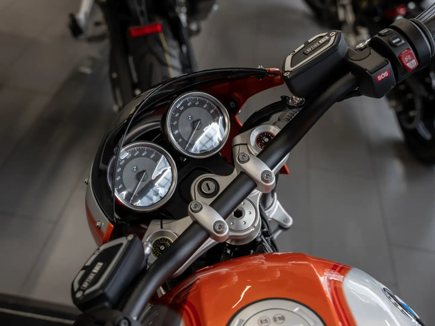 BMW R 12 S "Hommage an eine Legende" OPTION 719 Orange - 2