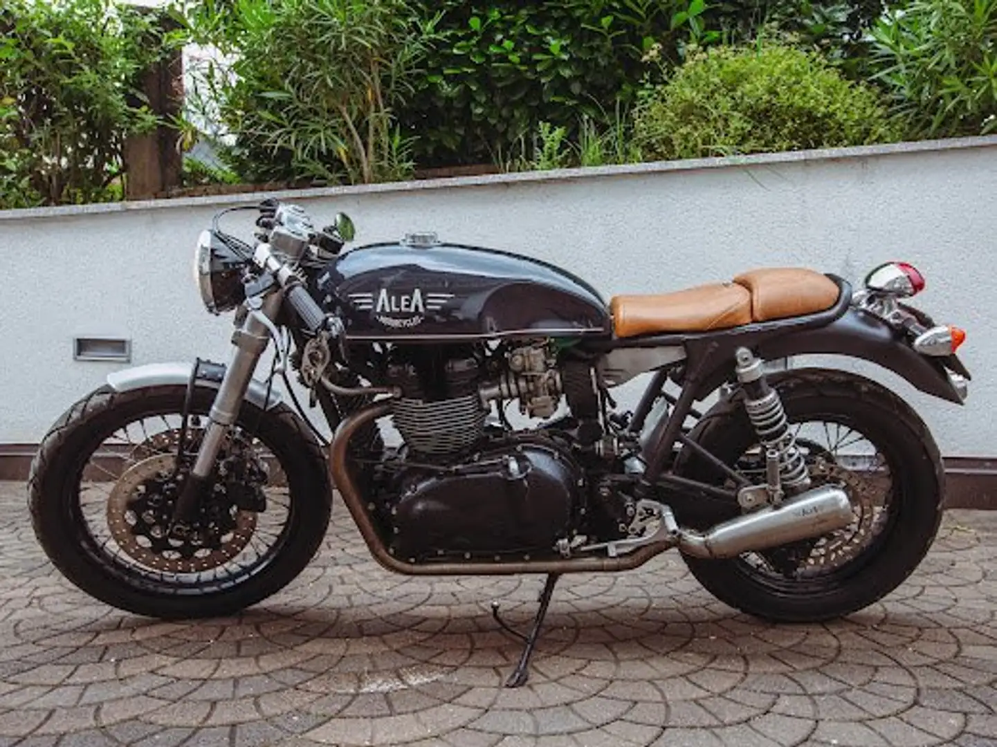 Triumph Bonneville T100 Cafe Racer artigianale - 1