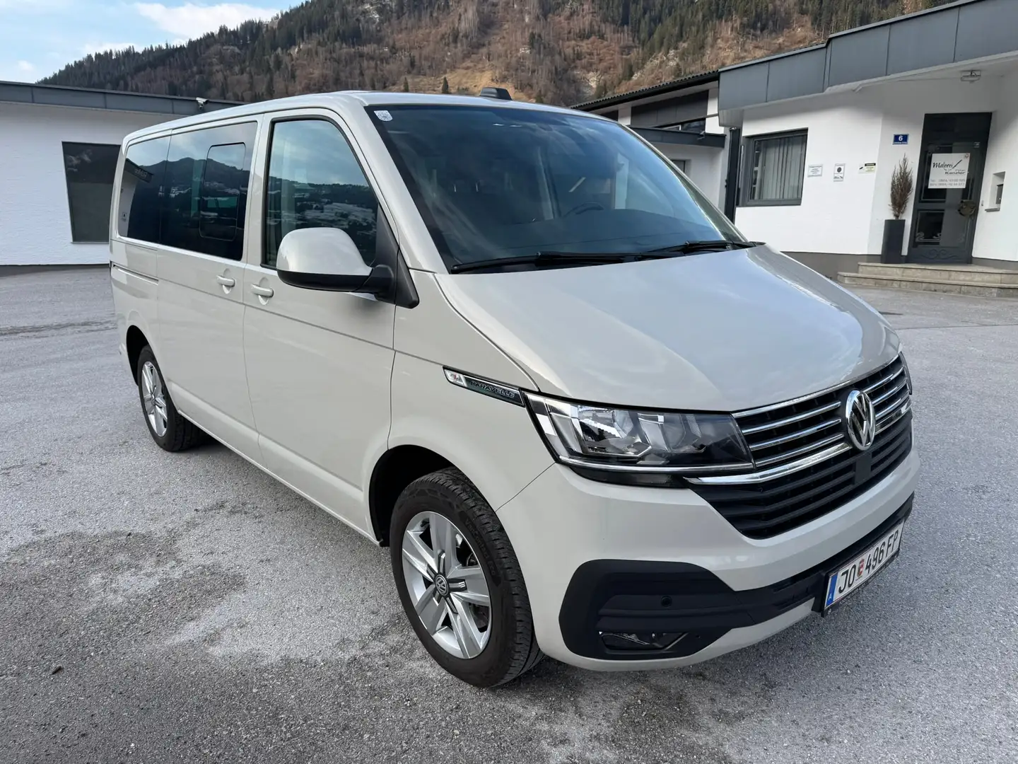 Volkswagen T6.1 Caravelle VW T6.1  Kombi KR 2,0 TDI DSG Comfortline Doppelschiebetür Kleinbus Beige - 2
