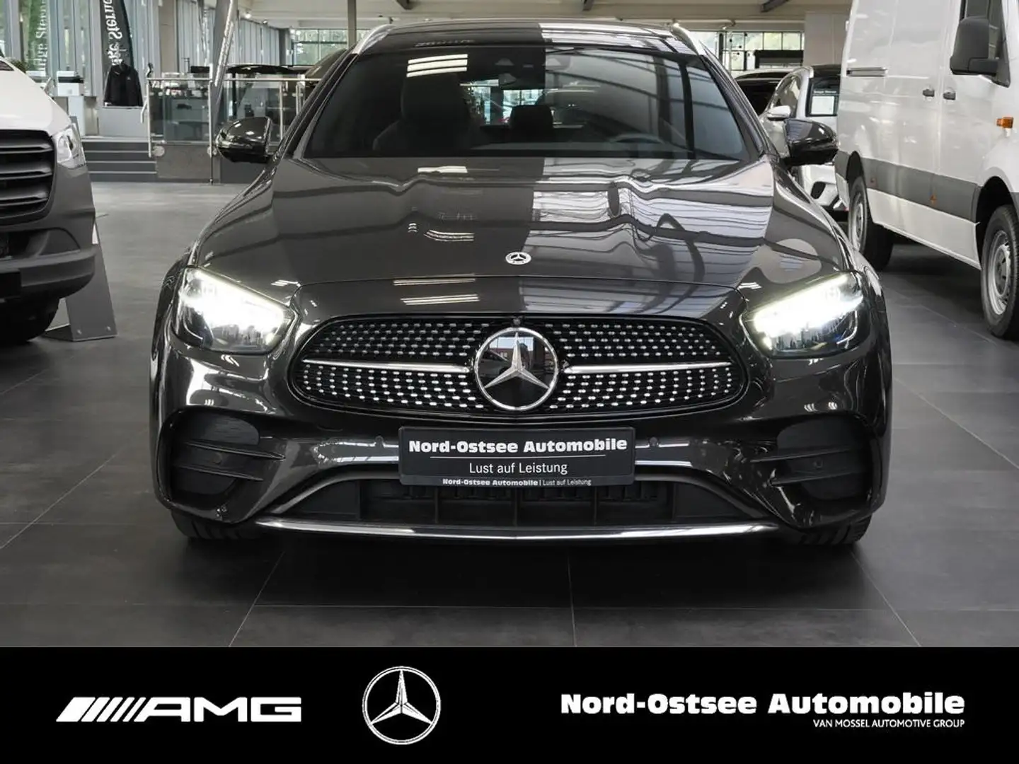 Mercedes-Benz E 300 de T AMG HUD AHK PANO DISTRO+ 360° LED SHZ Grau - 2