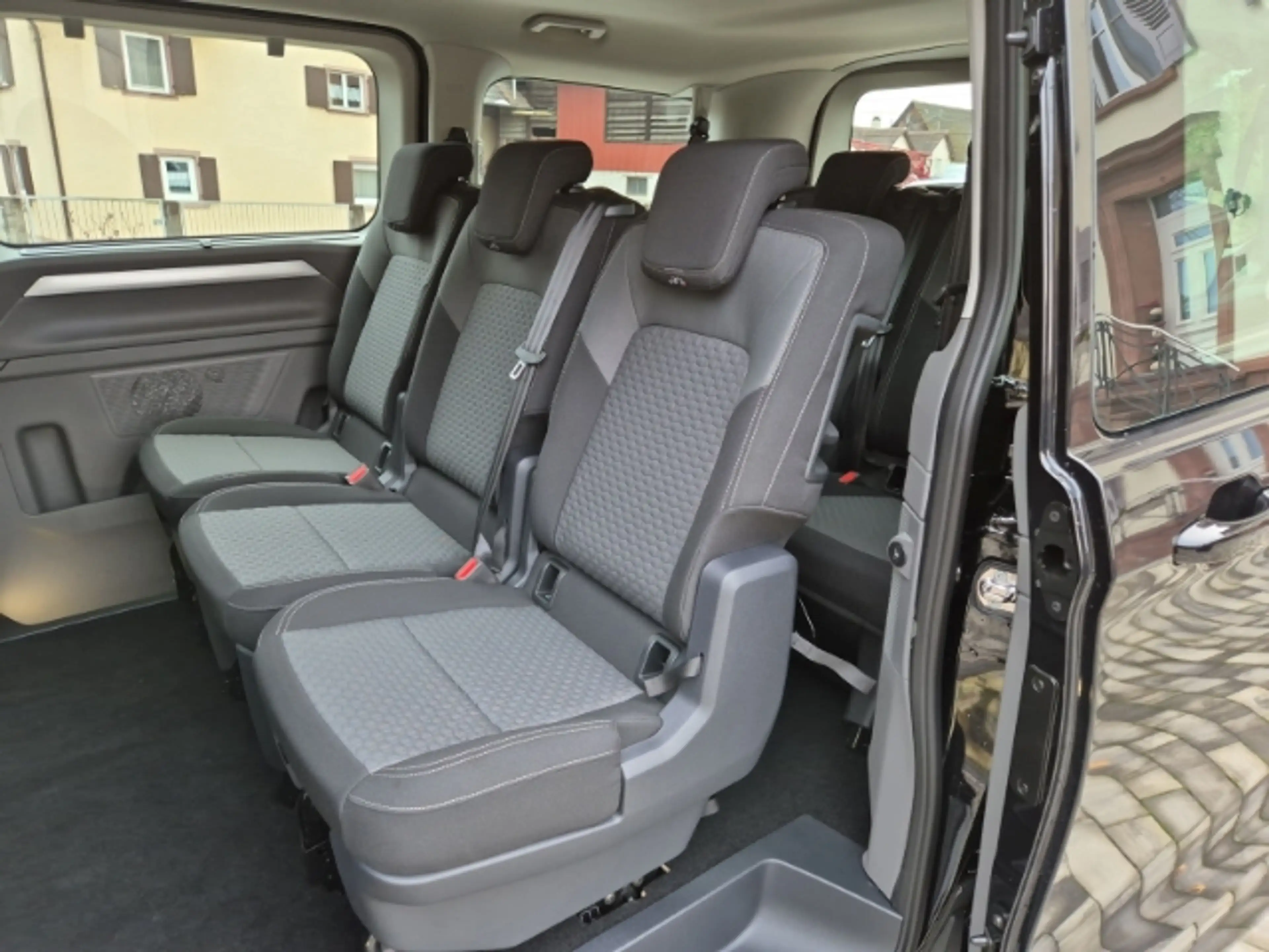 Volkswagen T7 Caravelle *Life* 2.0 TDi Automatic *LED*Navi*AHK* — photo 8
