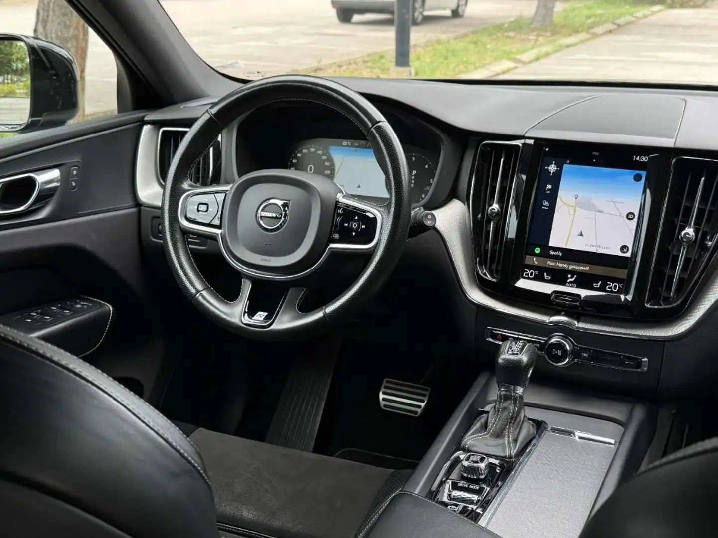Volvo XC60 // R-Design // AWD // GARANTIE Schwarz - 2