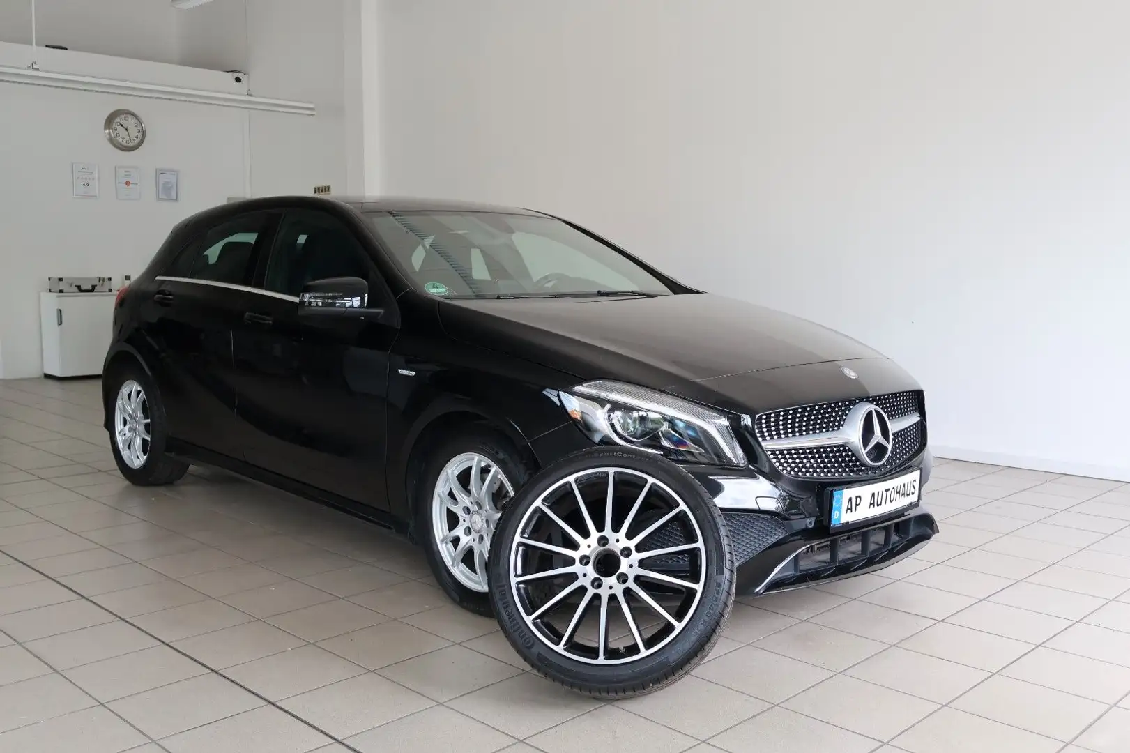 Mercedes-Benz A 200 AMG Line Automatik Navi PDC LED Schwarz - 1