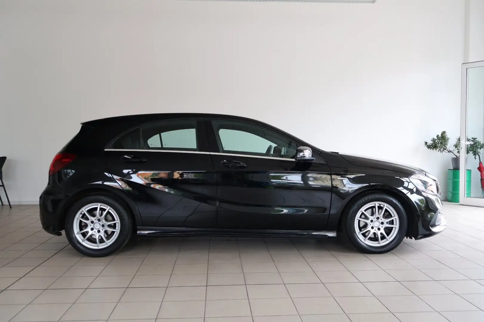 Mercedes-Benz A 200 AMG Line Automatik Navi PDC LED Schwarz - 2