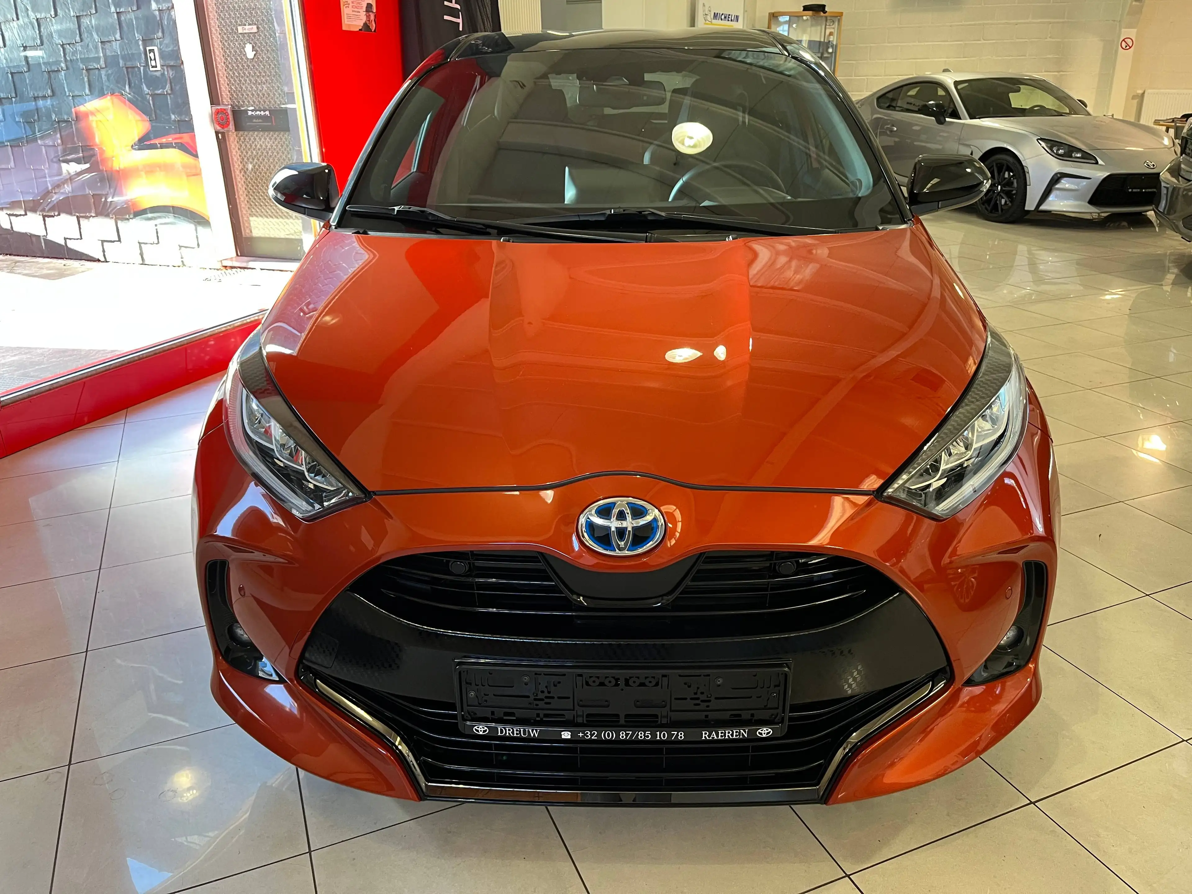 Toyota Yaris STYLE HYBRID — photo 2