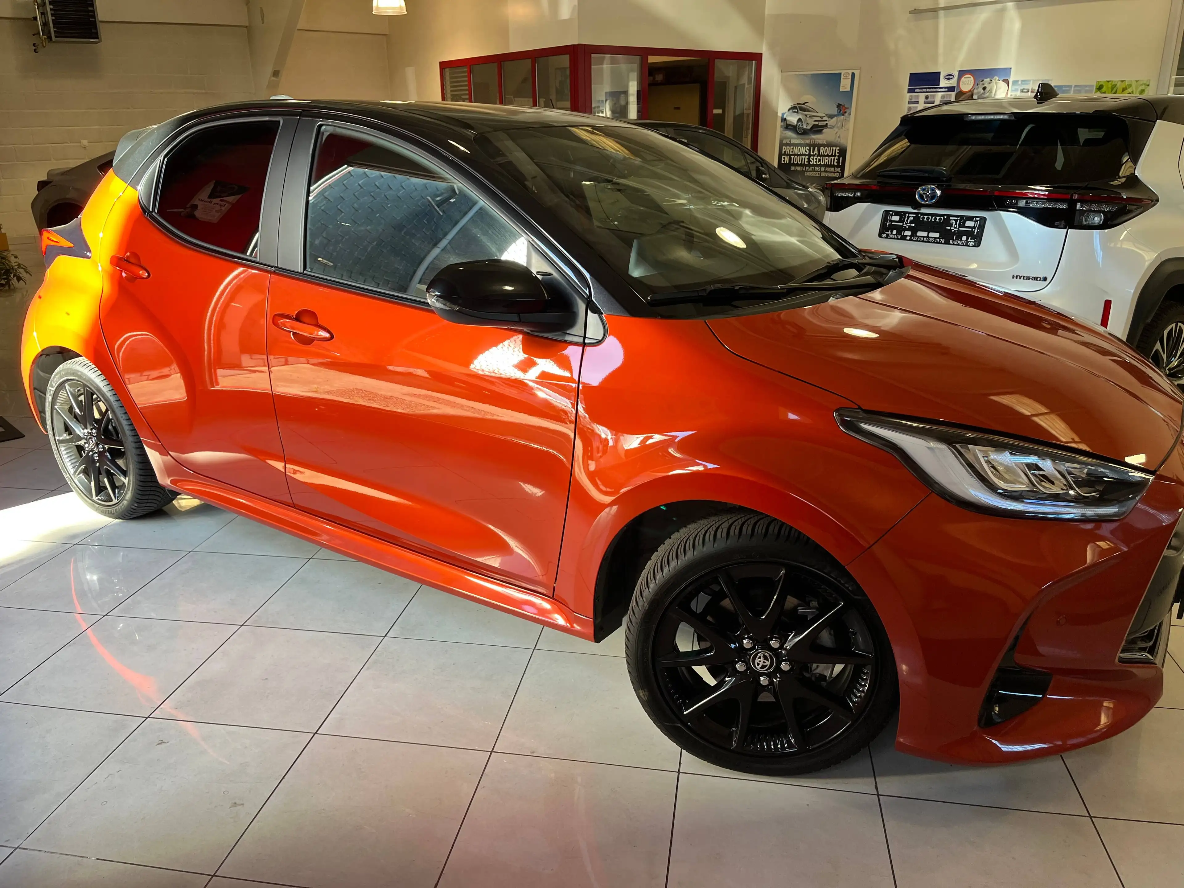 Toyota Yaris STYLE HYBRID — photo 4