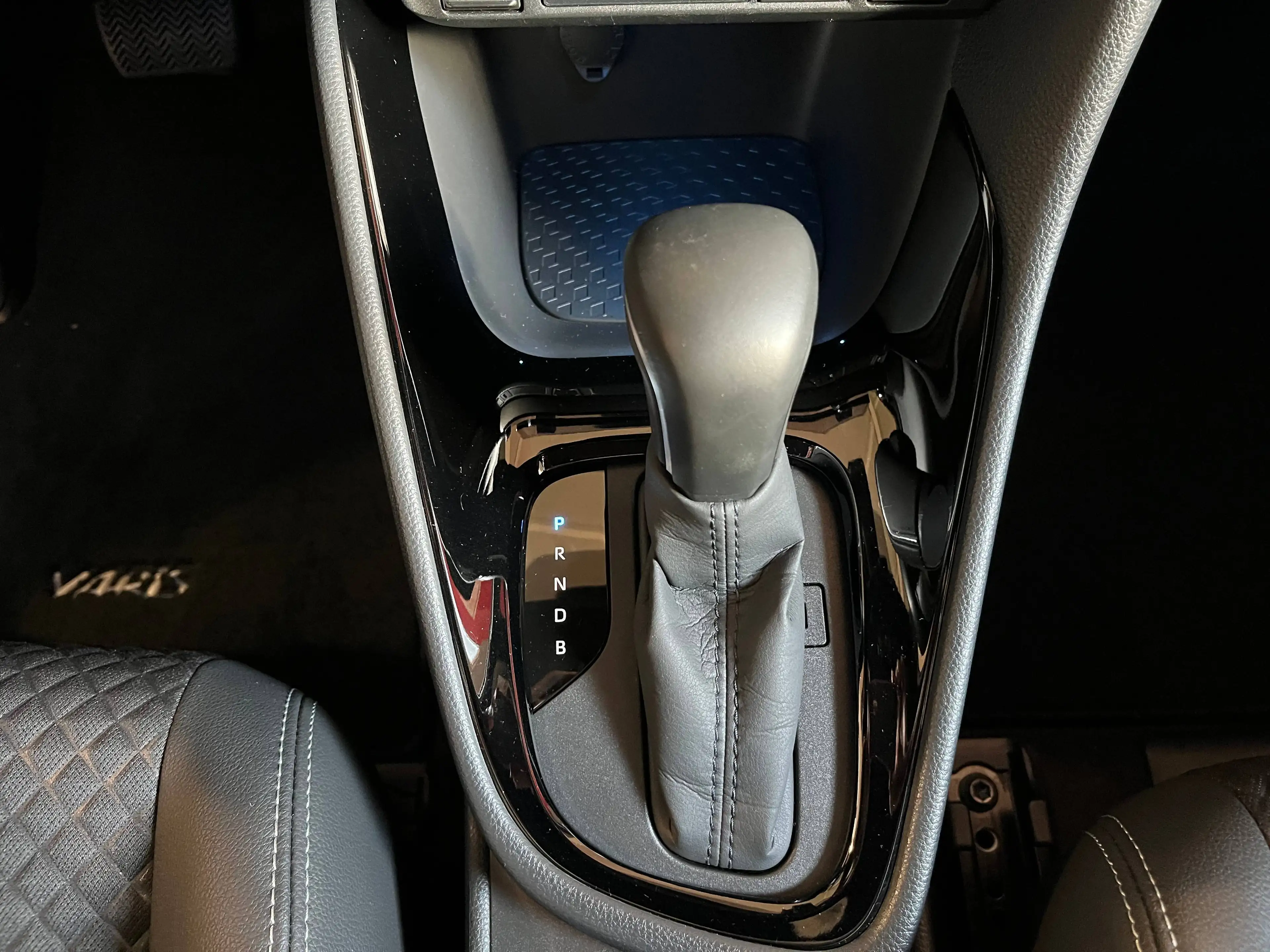 Toyota Yaris STYLE HYBRID — photo 15