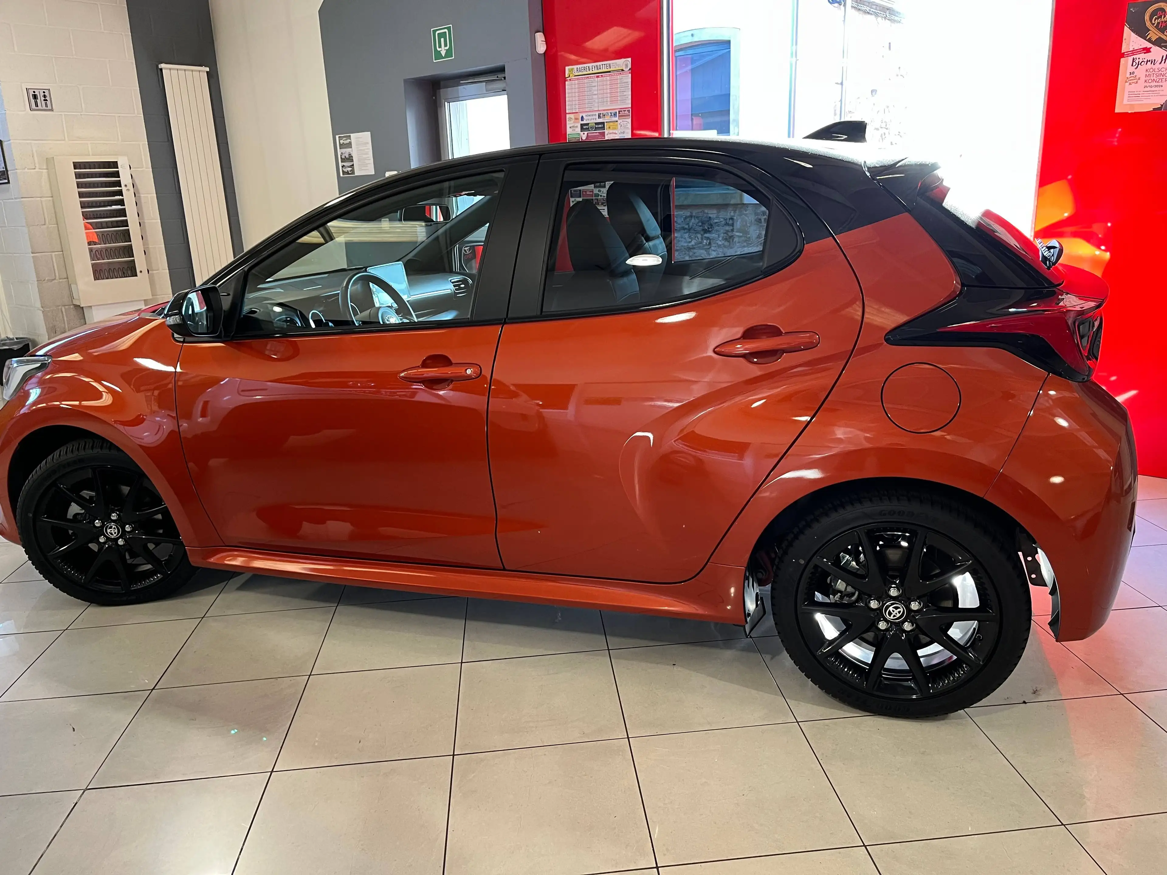 Toyota Yaris STYLE HYBRID