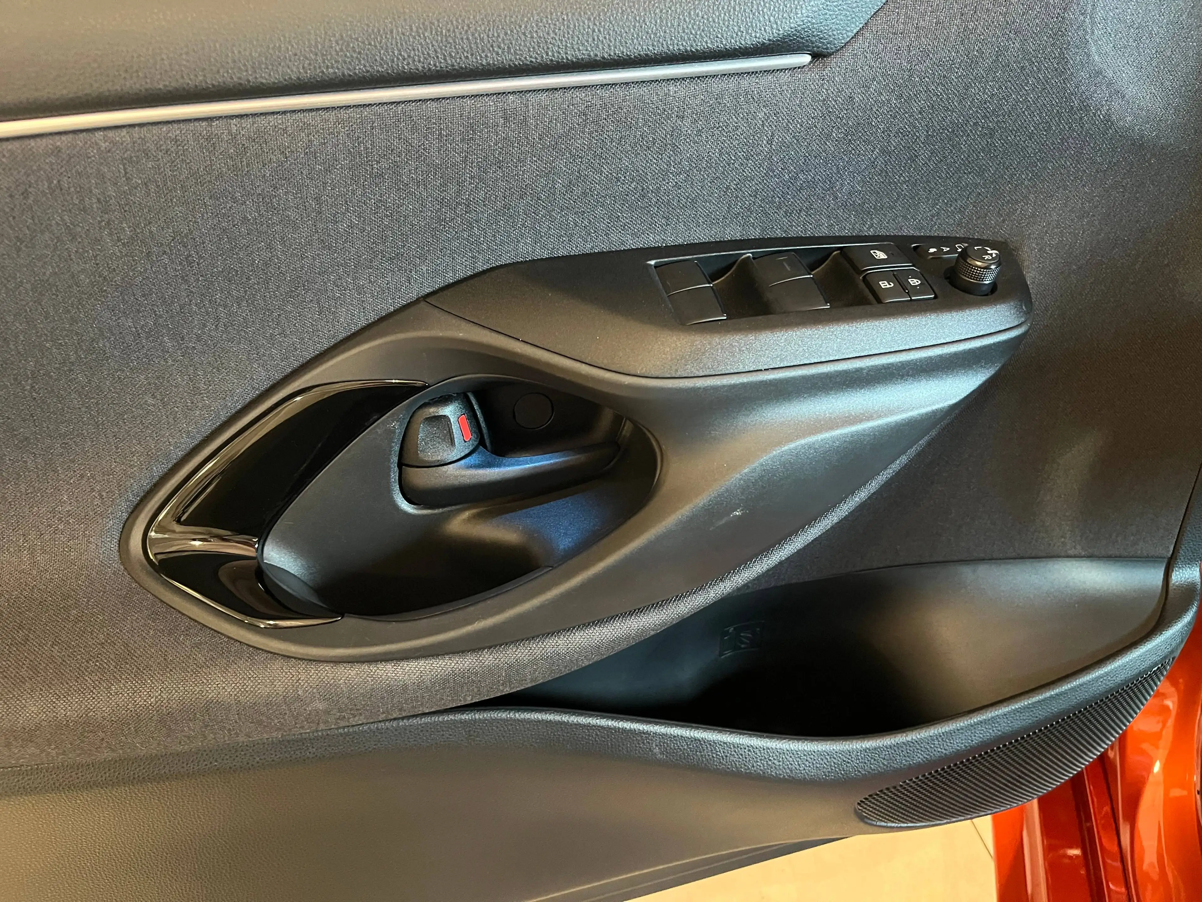 Toyota Yaris STYLE HYBRID — photo 6