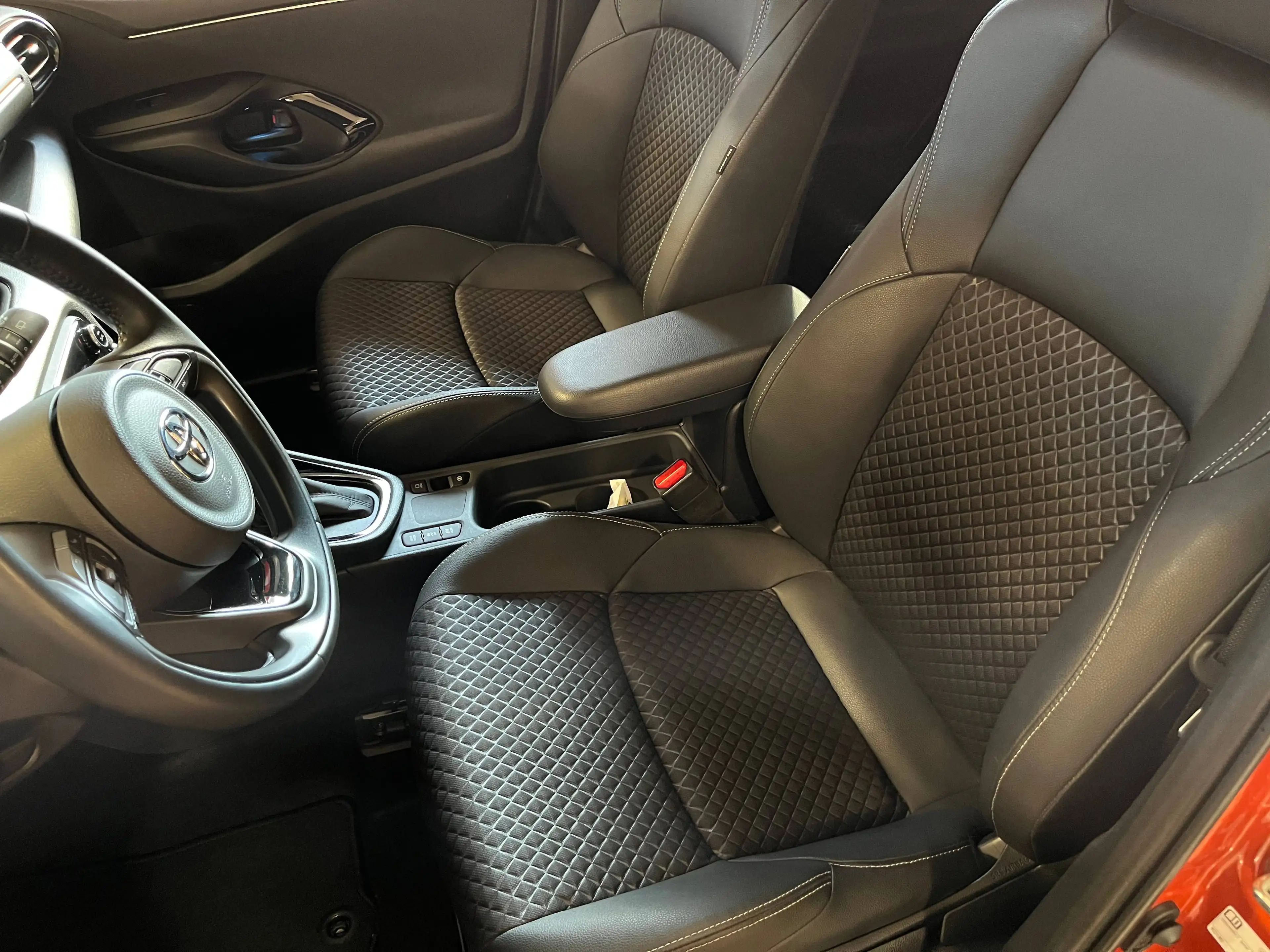 Toyota Yaris STYLE HYBRID — photo 7