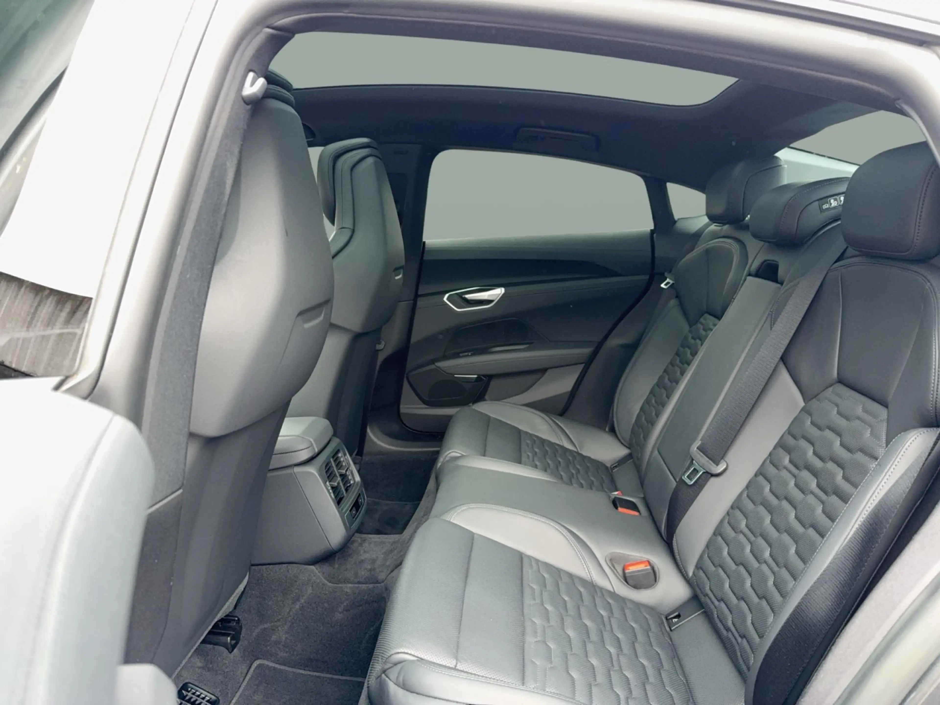 Audi RS e-tron GT quattro MATRIX KAM LUFT PANO SHZ — photo 13