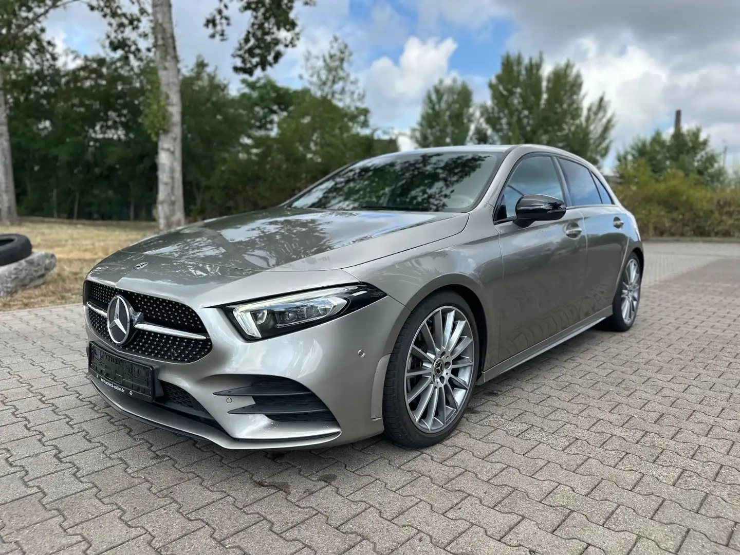 Mercedes-Benz A 220 d *AMG/NIGHT PACKET*EDITION Argent - 1