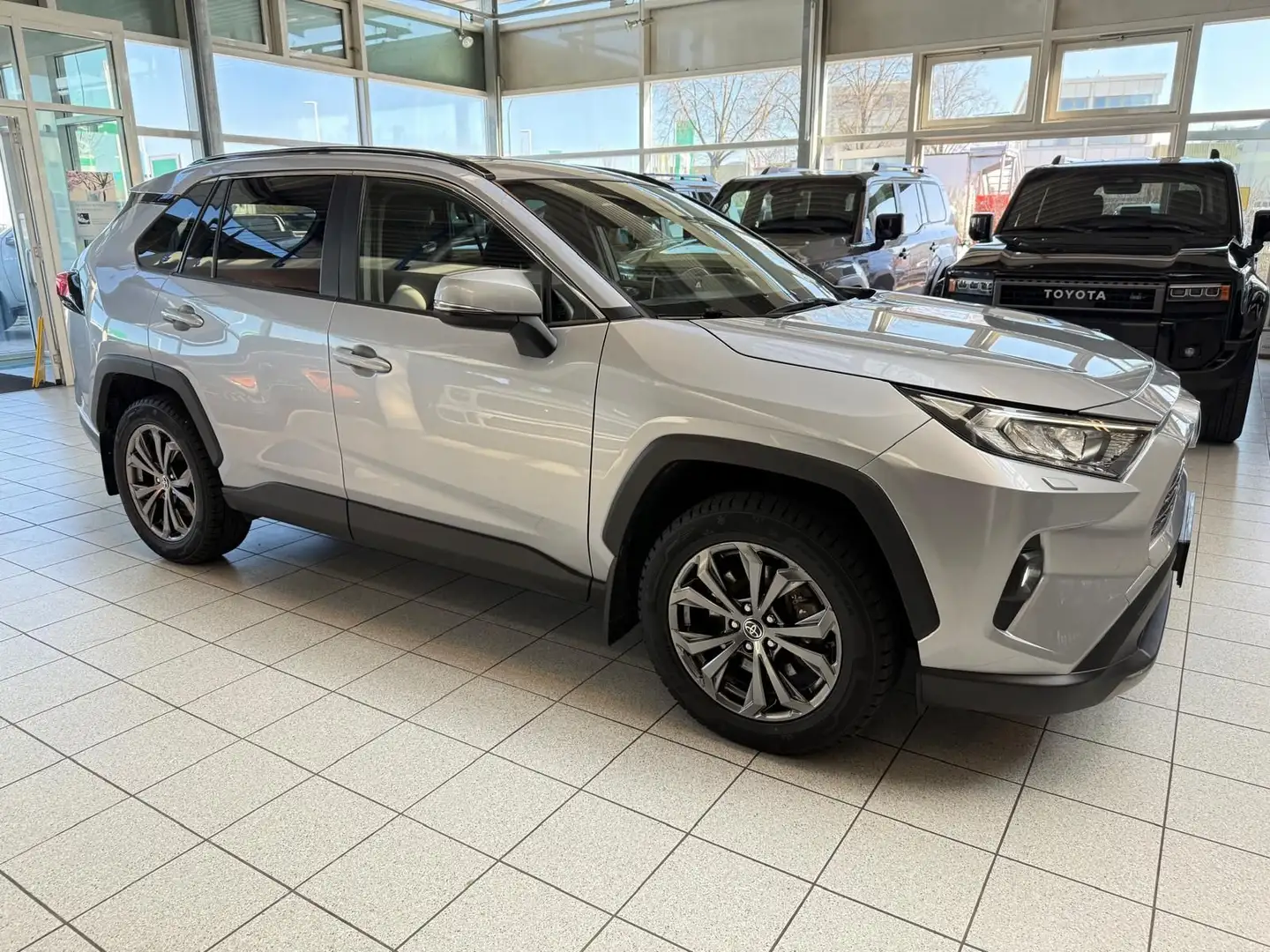 Toyota RAV 4 HYBRID-4x4-LED-LEDER-KAMERA-18 ZOLL-28.990 Zilver - 2
