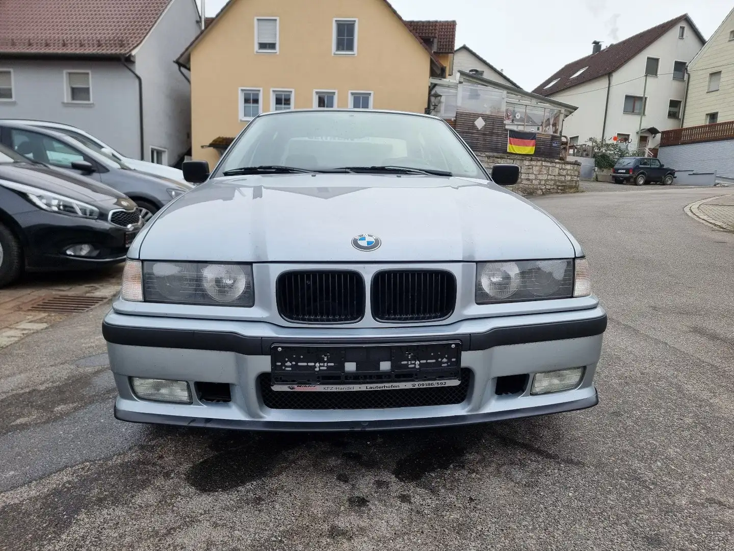 BMW 318 i M-Paket KLIMAAUTOMATIK+TOP-KAROSSERIE!!! Argent - 2